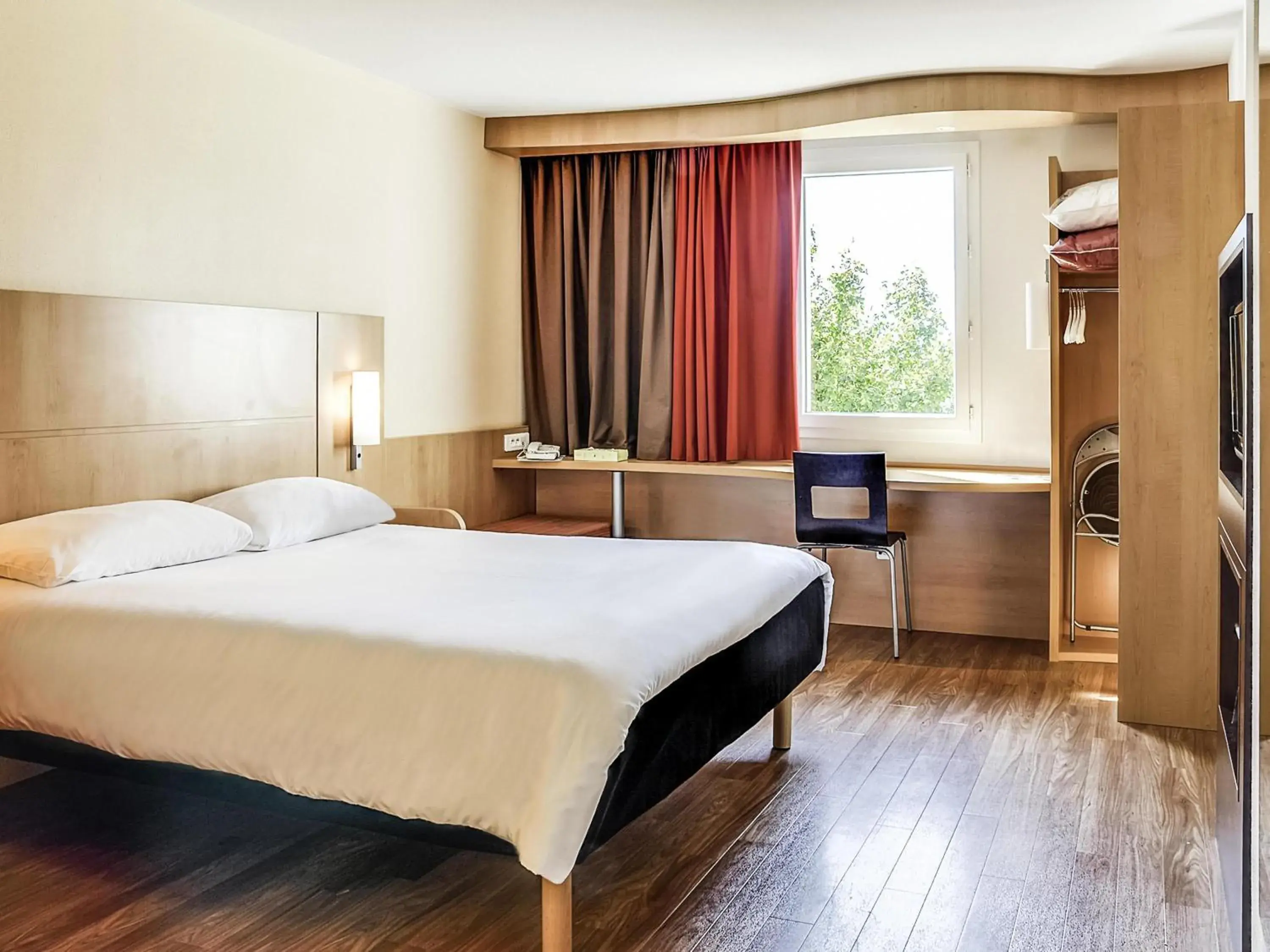 Bedroom, Bed in ibis Salon de Provence Bedroom, Bed in ibis Salon de Provence