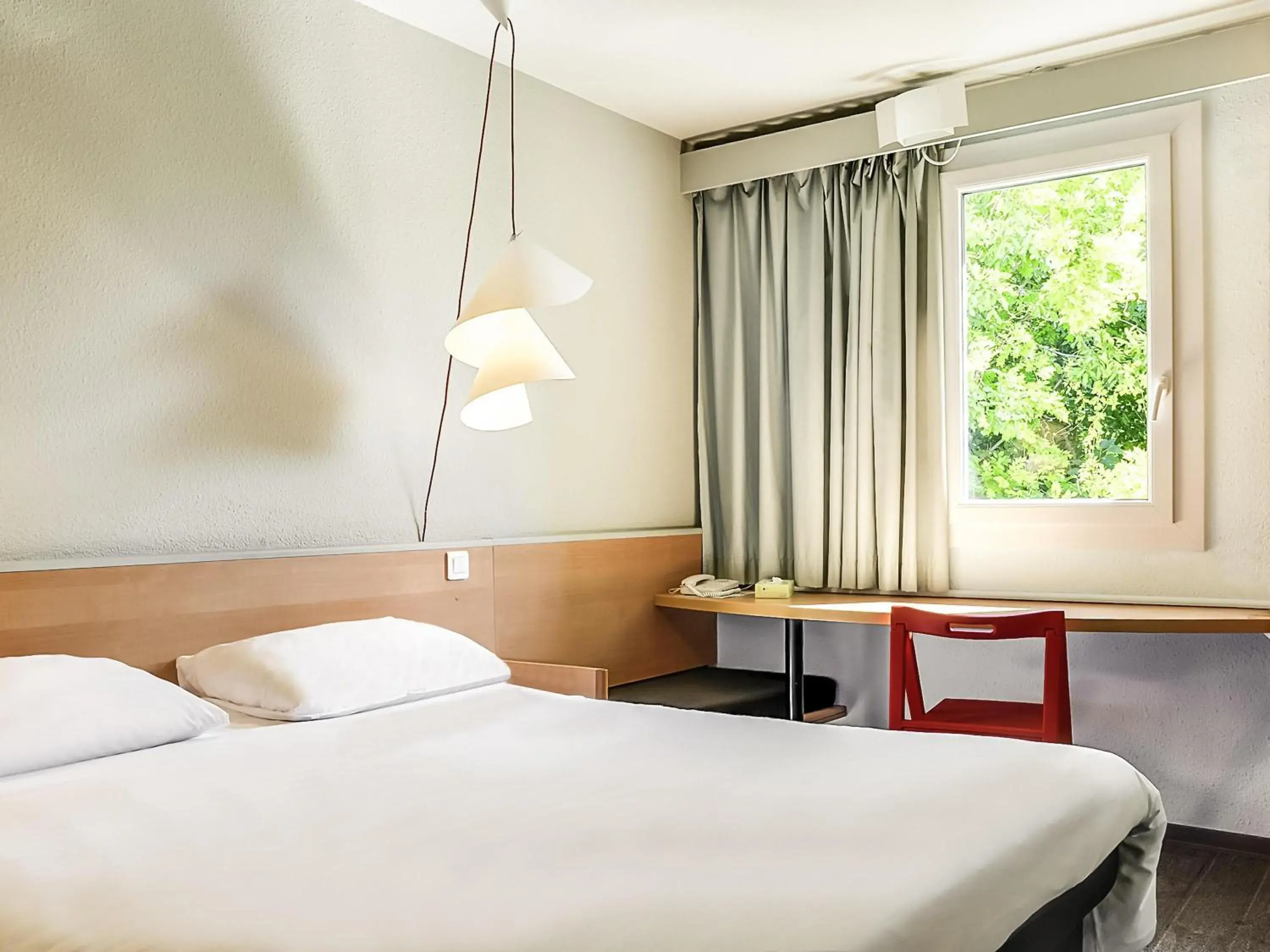 Bedroom, Bed in ibis Salon de Provence Bedroom, Bed in ibis Salon de Provence