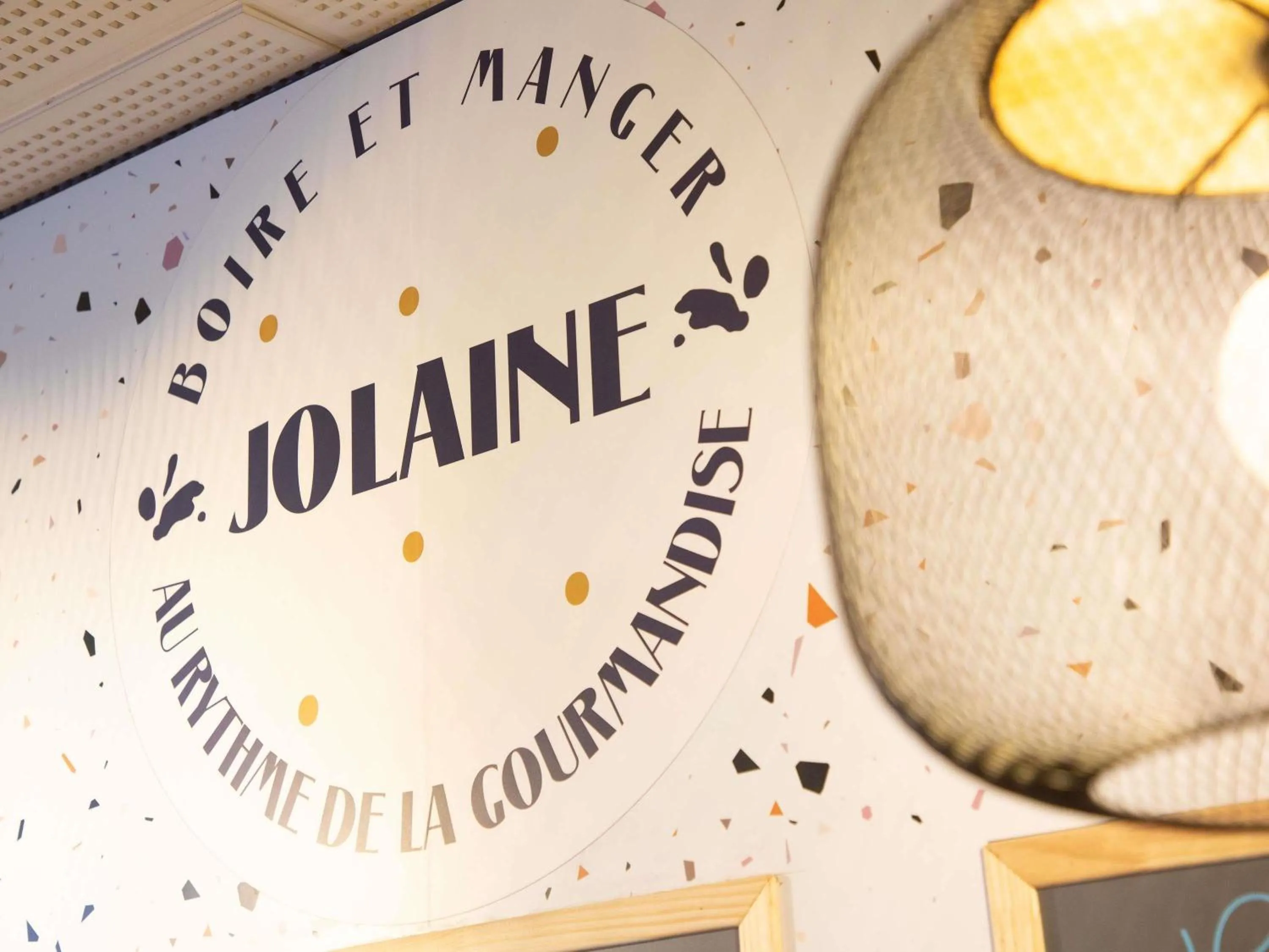 Lounge or bar in ibis Salon de Provence