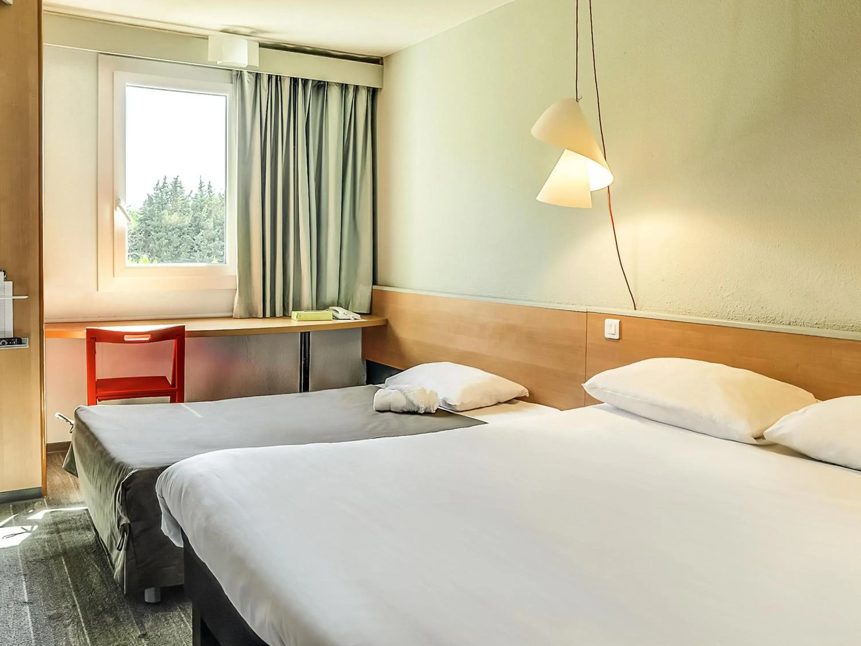 Bedroom, Bed in ibis Salon de Provence Bedroom, Bed in ibis Salon de Provence