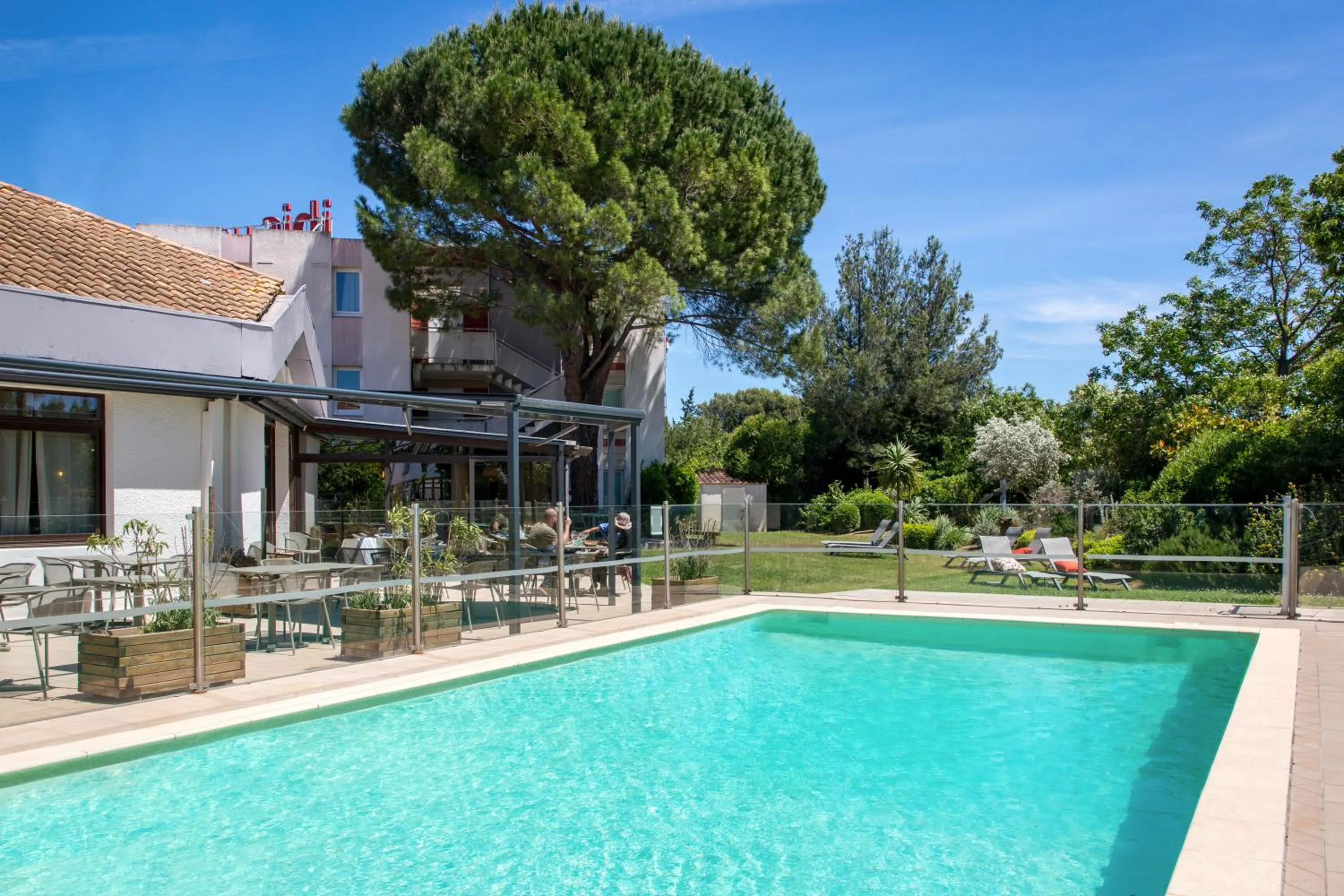 Swimming pool in ibis Salon de Provence