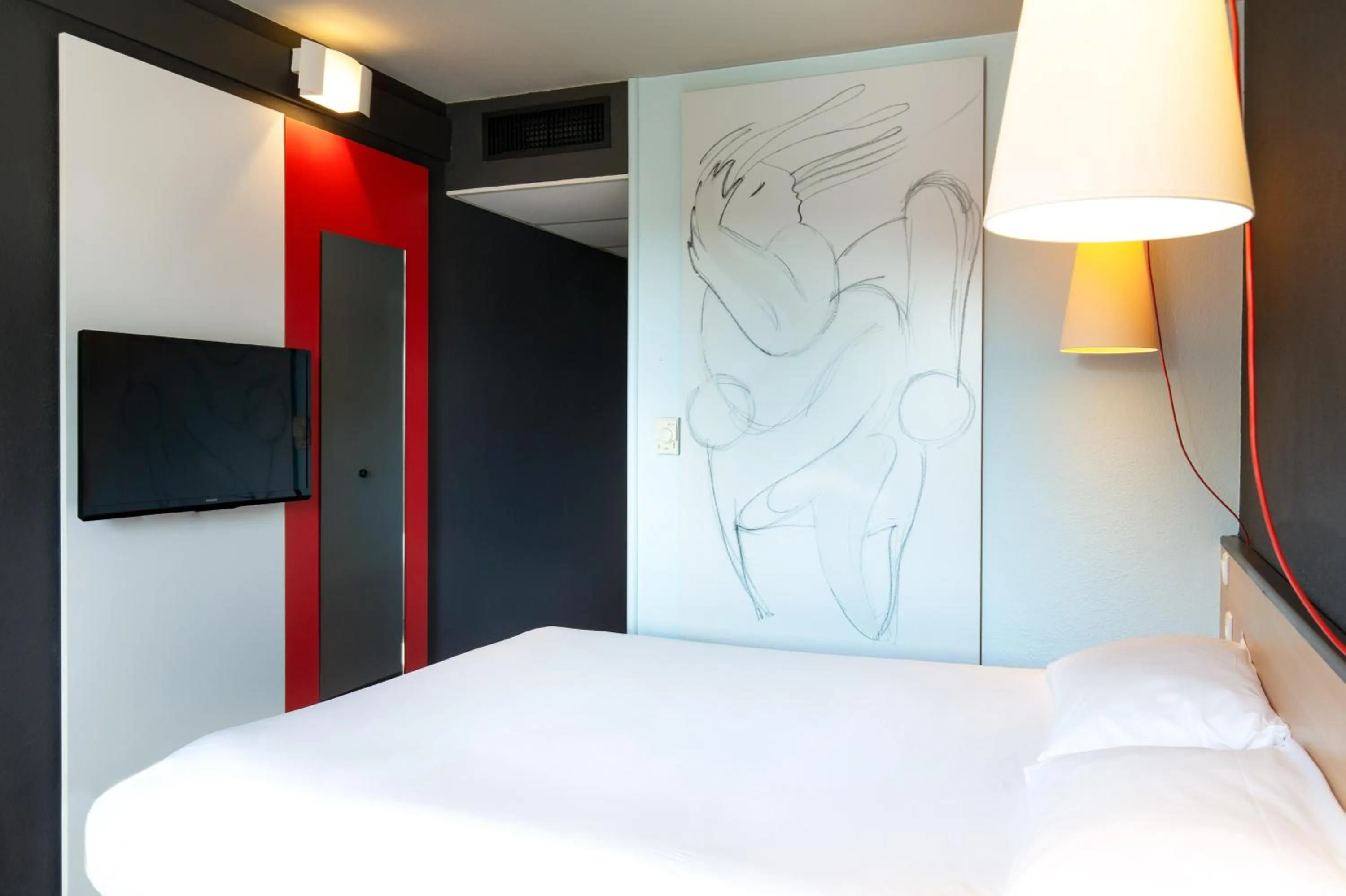 TV and multimedia, Bed in ibis Salon de Provence