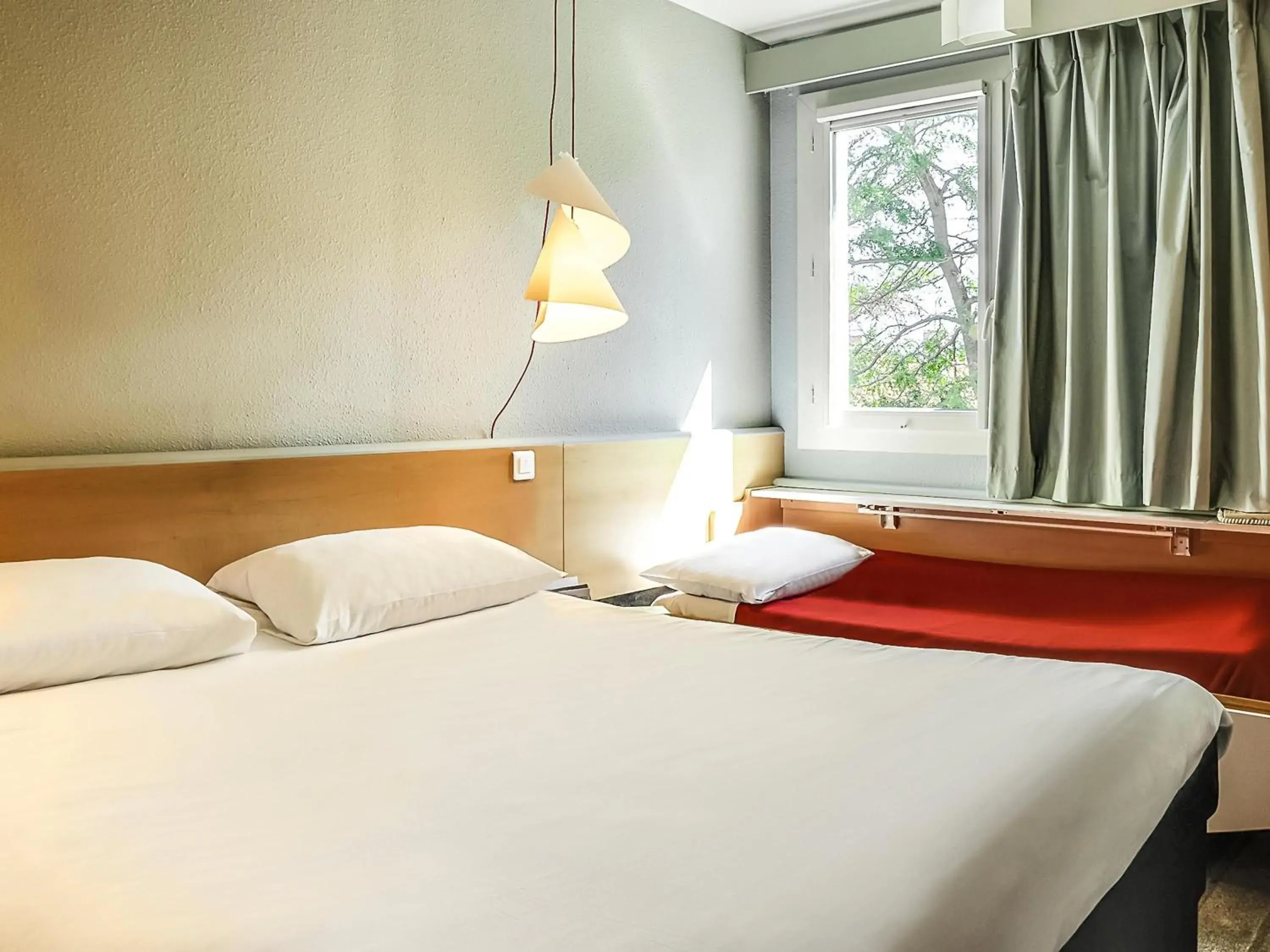 Bedroom, Bed in ibis Salon de Provence Bedroom, Bed in ibis Salon de Provence