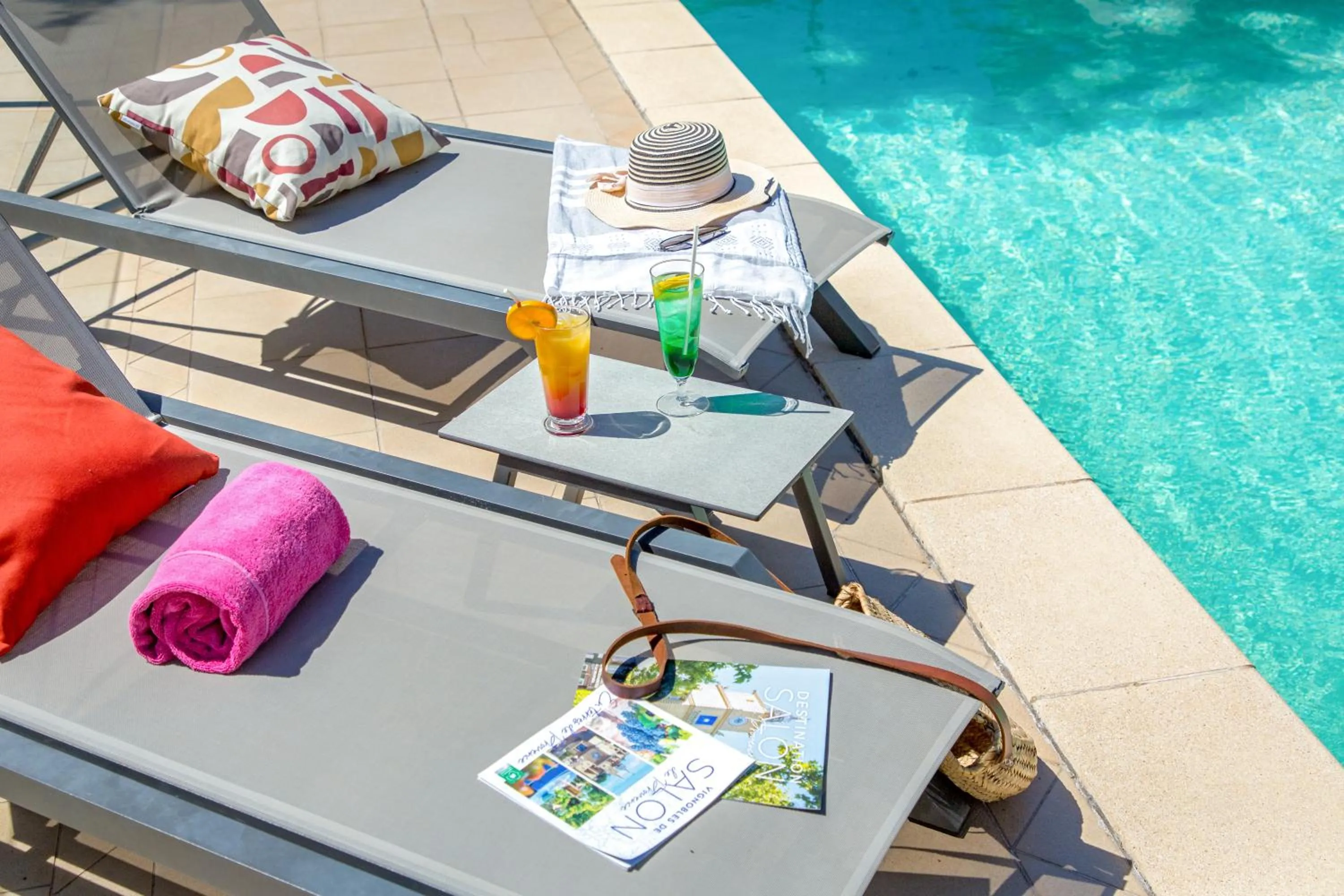 Swimming pool in ibis Salon de Provence