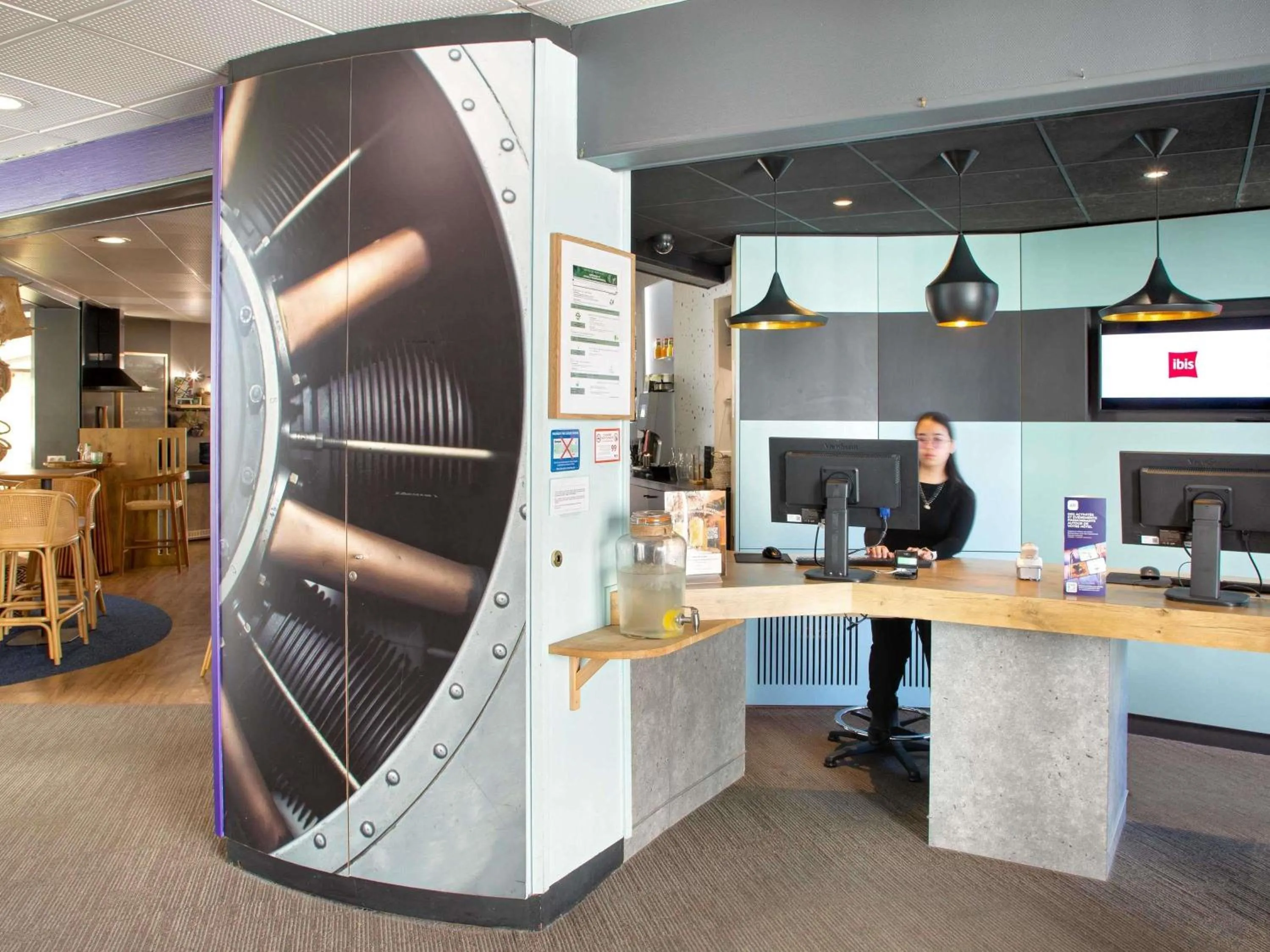 Lounge or bar in ibis Salon de Provence