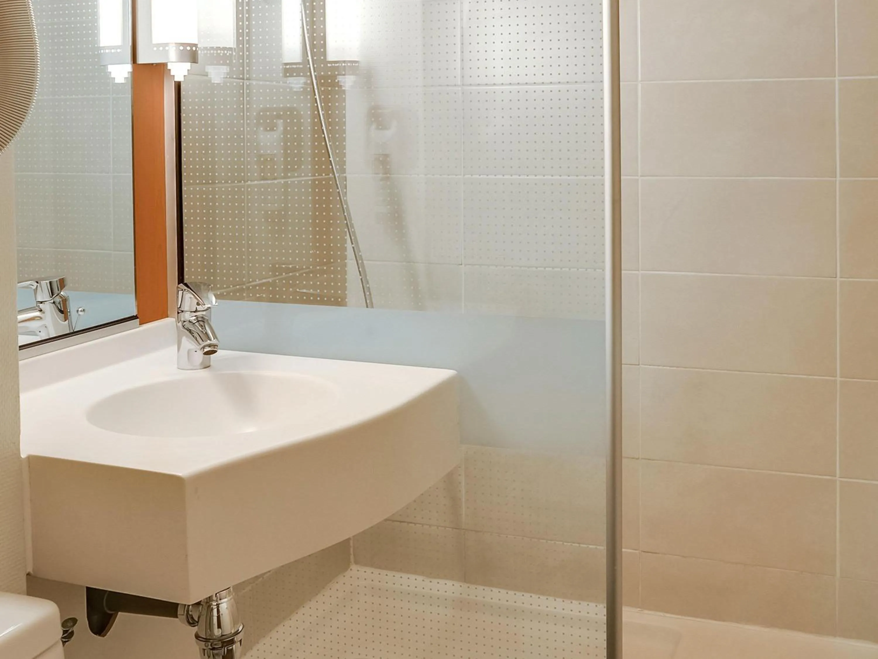 Shower in ibis Salon de Provence