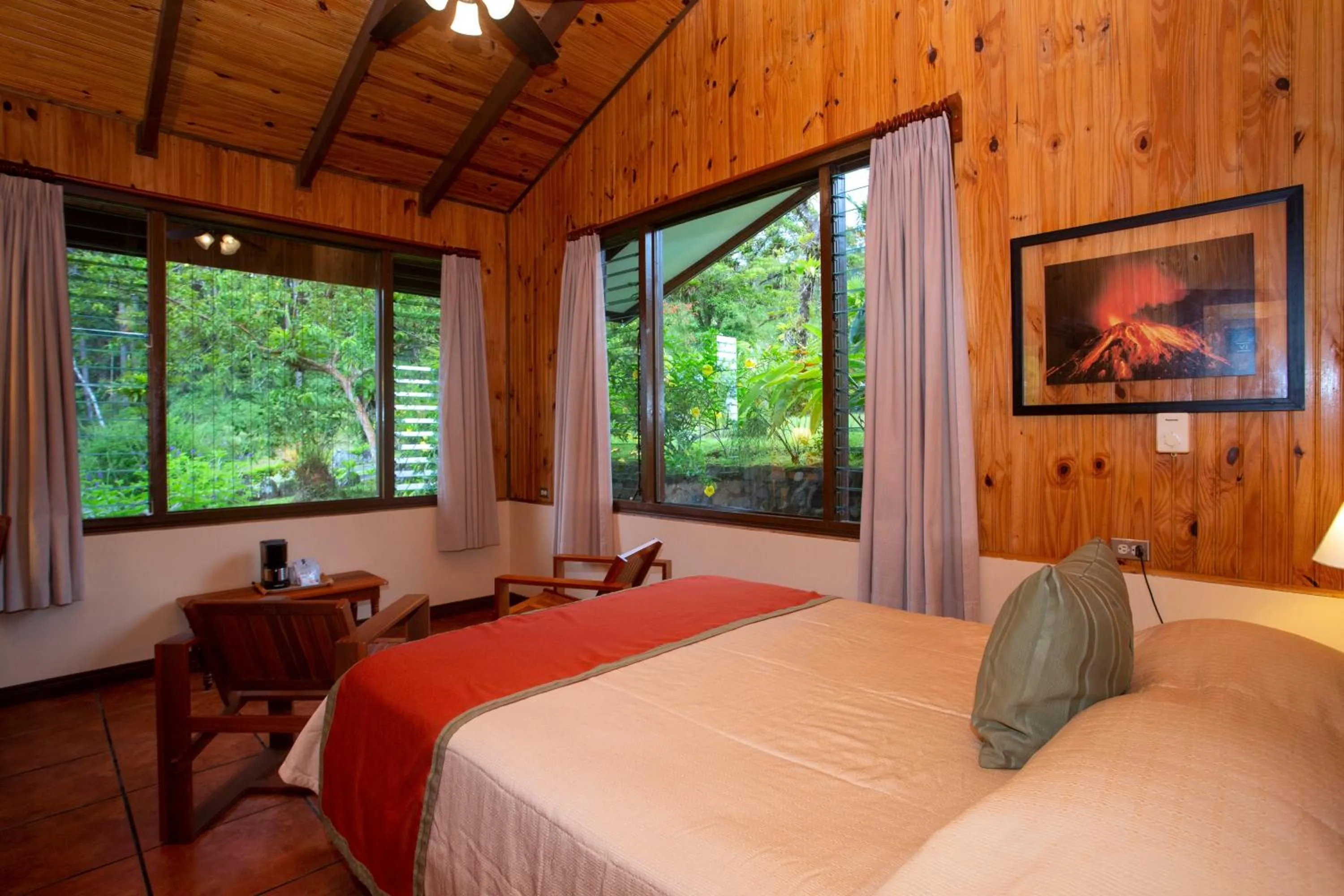 Photo of the whole room, Bed in Arenal Observatory Lodge & Trails