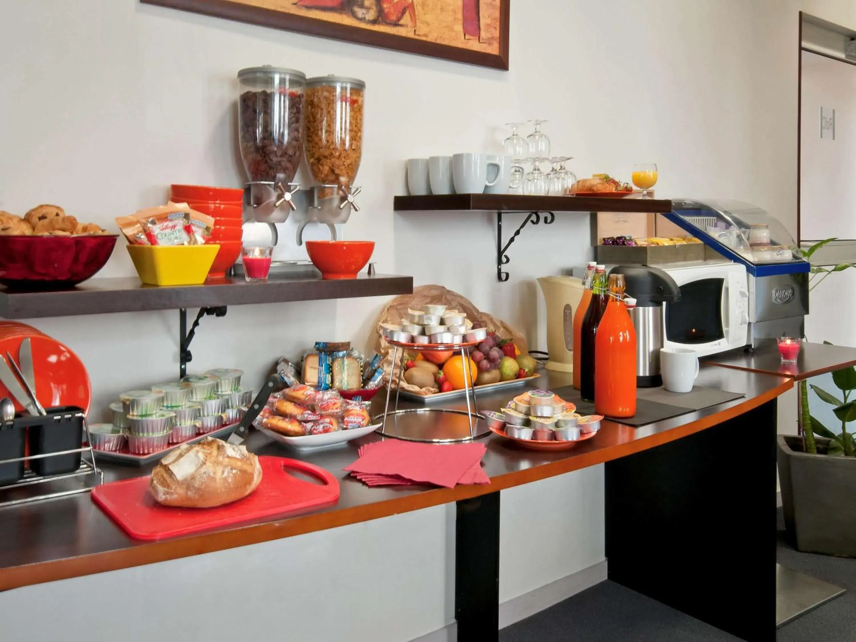 Food and drinks in Aparthotel Adagio Access Paris Philippe Auguste Food and drinks in Aparthotel Adagio Access Paris Philippe Auguste