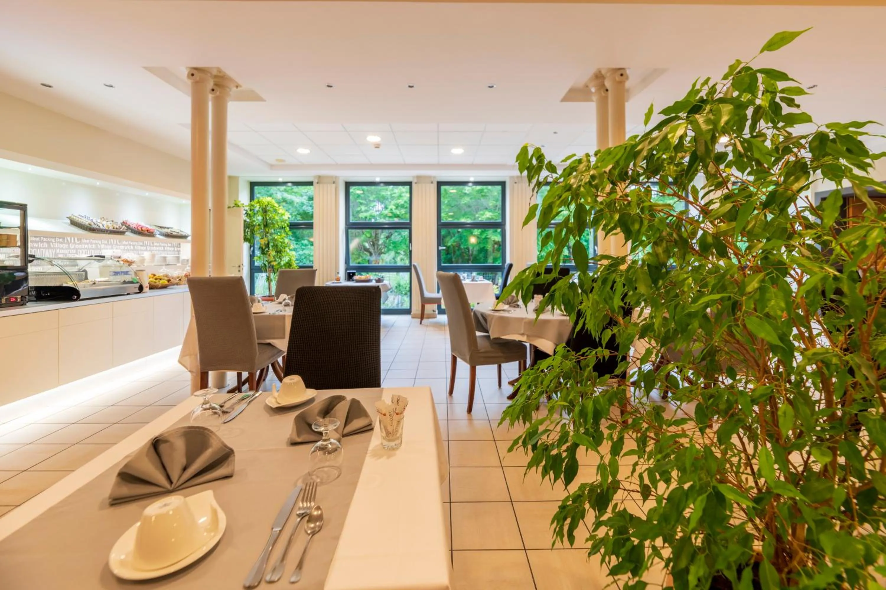 Breakfast in HOTEL CERISE - LES SOURCES Luxeuil-les-Bains