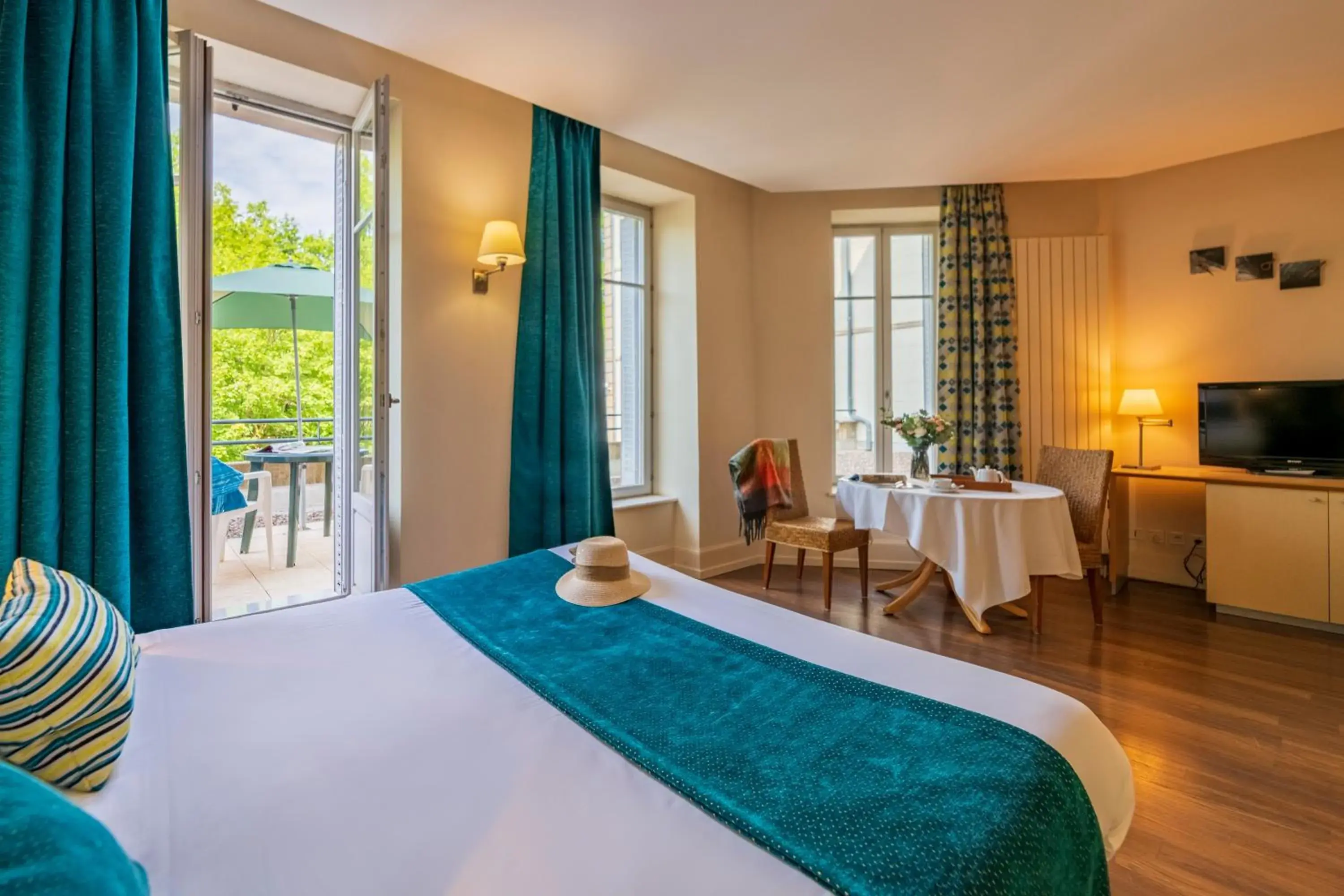 Bedroom, Bed in HOTEL CERISE - LES SOURCES Luxeuil-les-Bains Bedroom, Bed in HOTEL CERISE - LES SOURCES Luxeuil-les-Bains