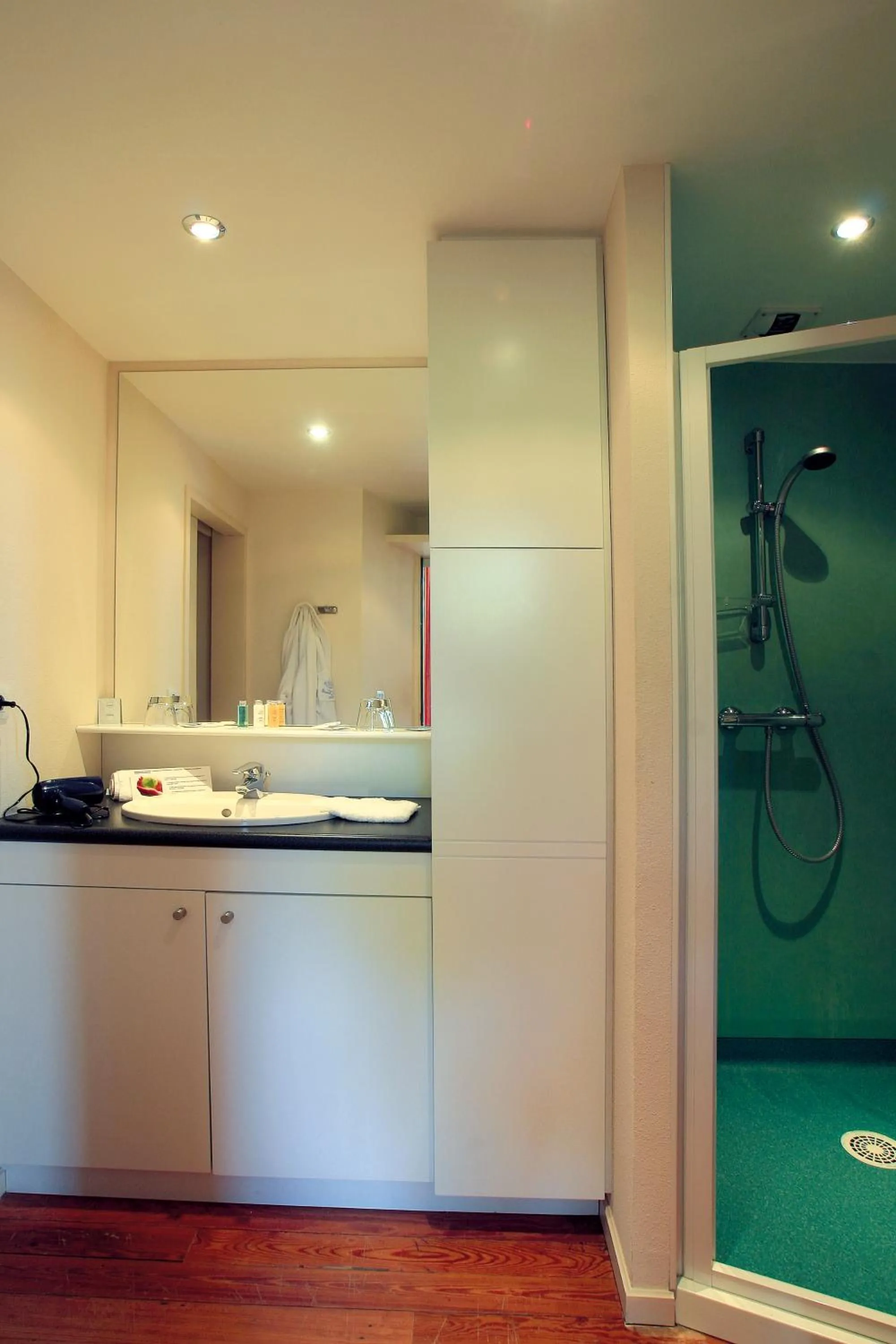Bathroom in HOTEL CERISE - LES SOURCES Luxeuil-les-Bains