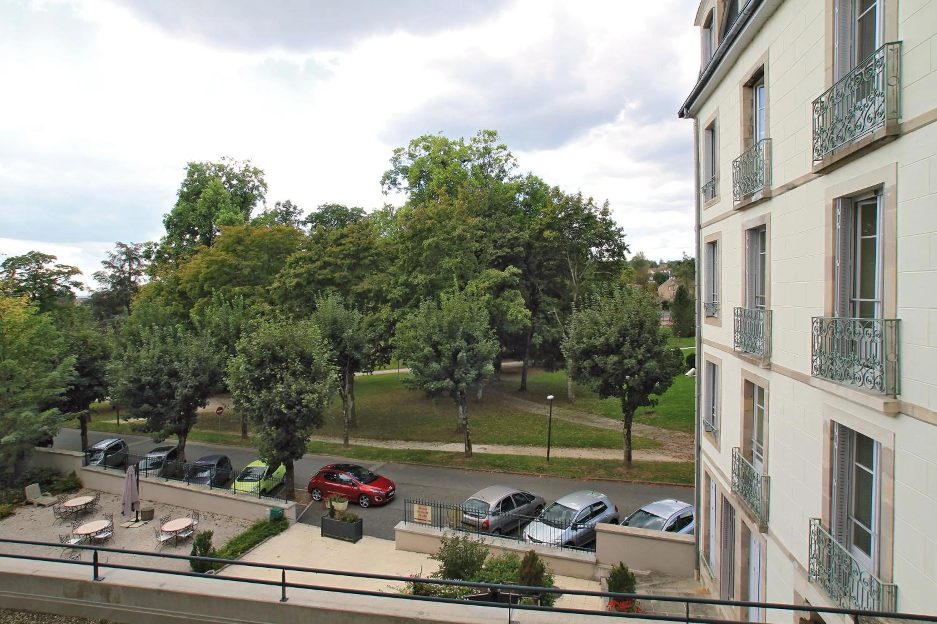 Facade/entrance in HOTEL CERISE - LES SOURCES Luxeuil-les-Bains