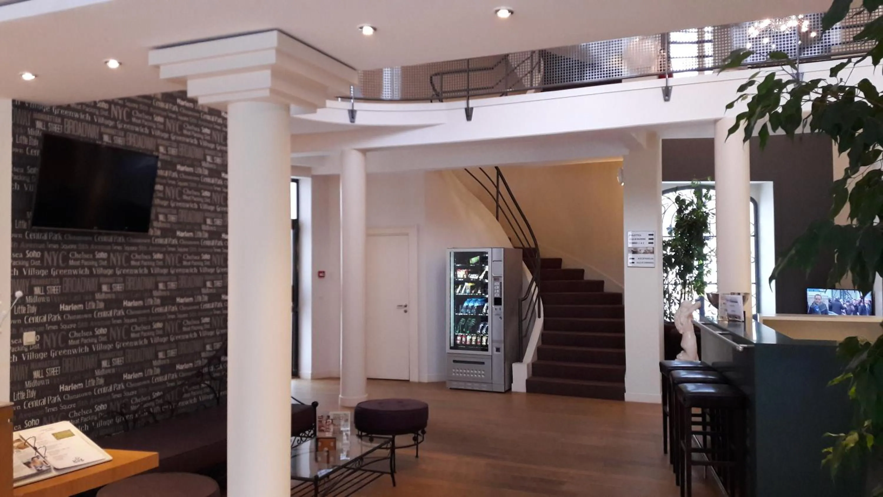 Lobby or reception in HOTEL CERISE - LES SOURCES Luxeuil-les-Bains