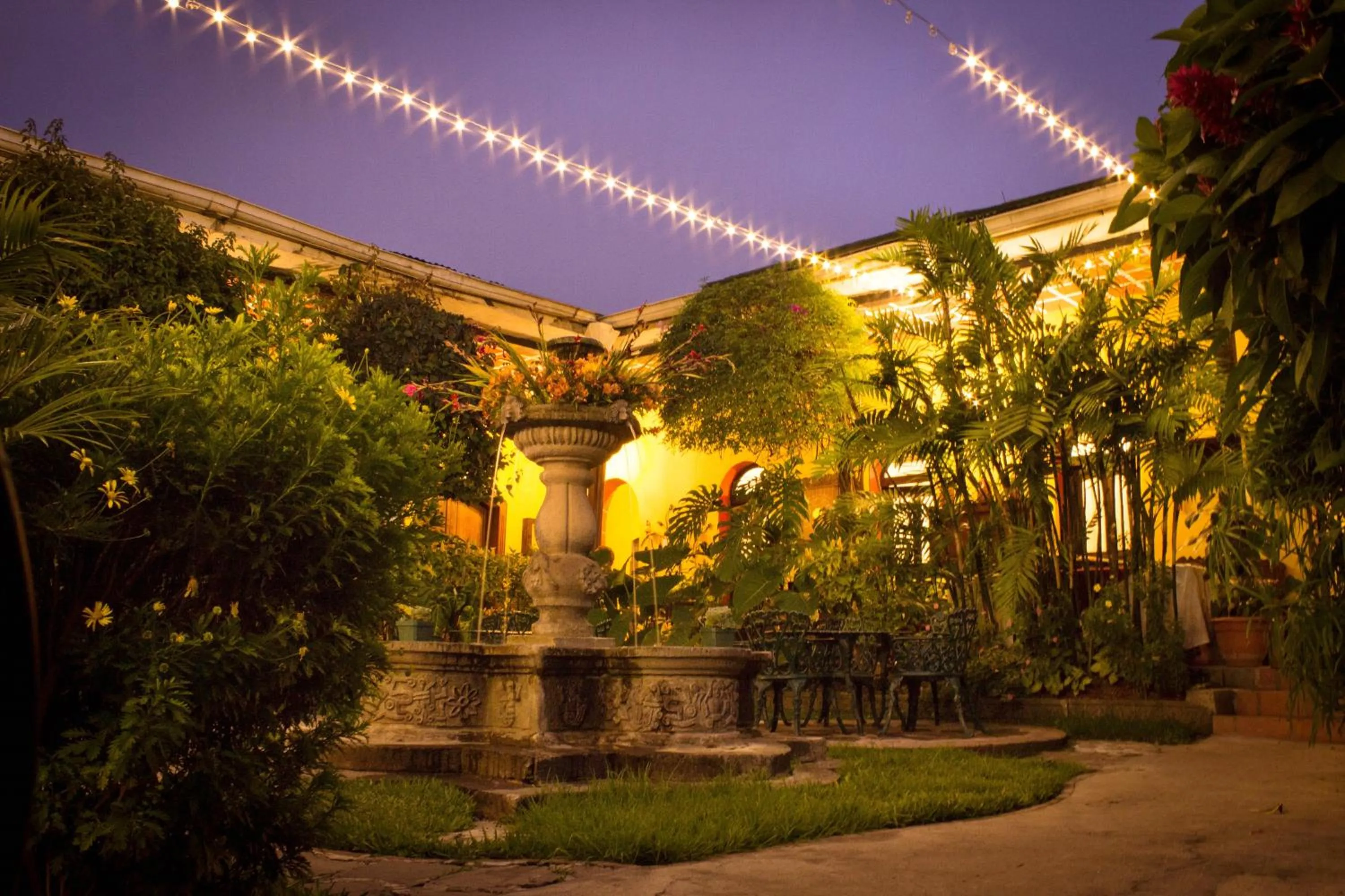 Night in Hotel Casa Antigua by AHS