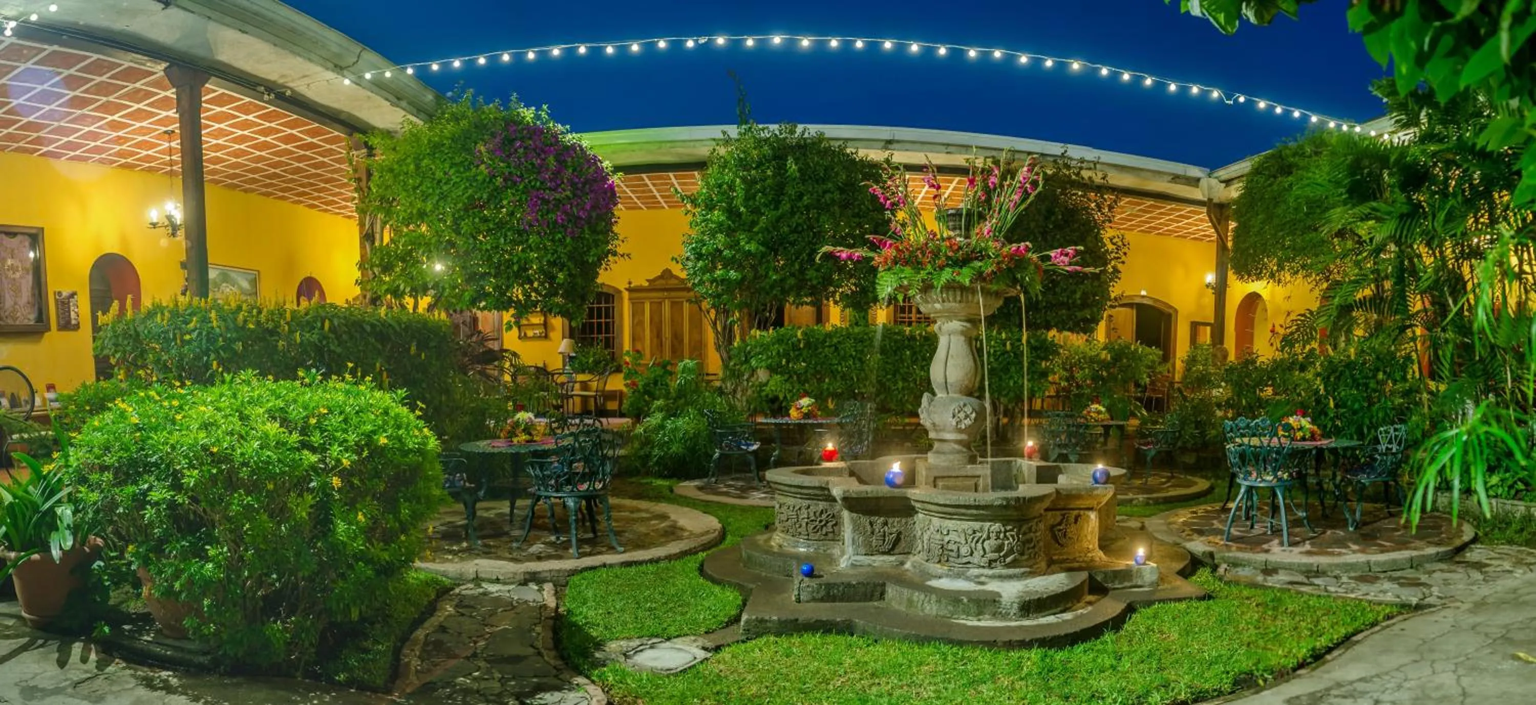 Night in Hotel Casa Antigua by AHS