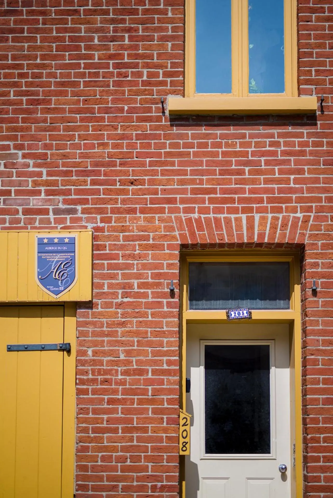 Facade/entrance in L'Auberge du QG