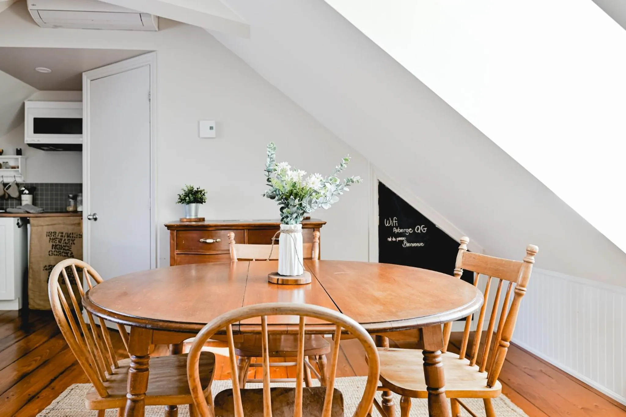Dining area in L'Auberge du QG
