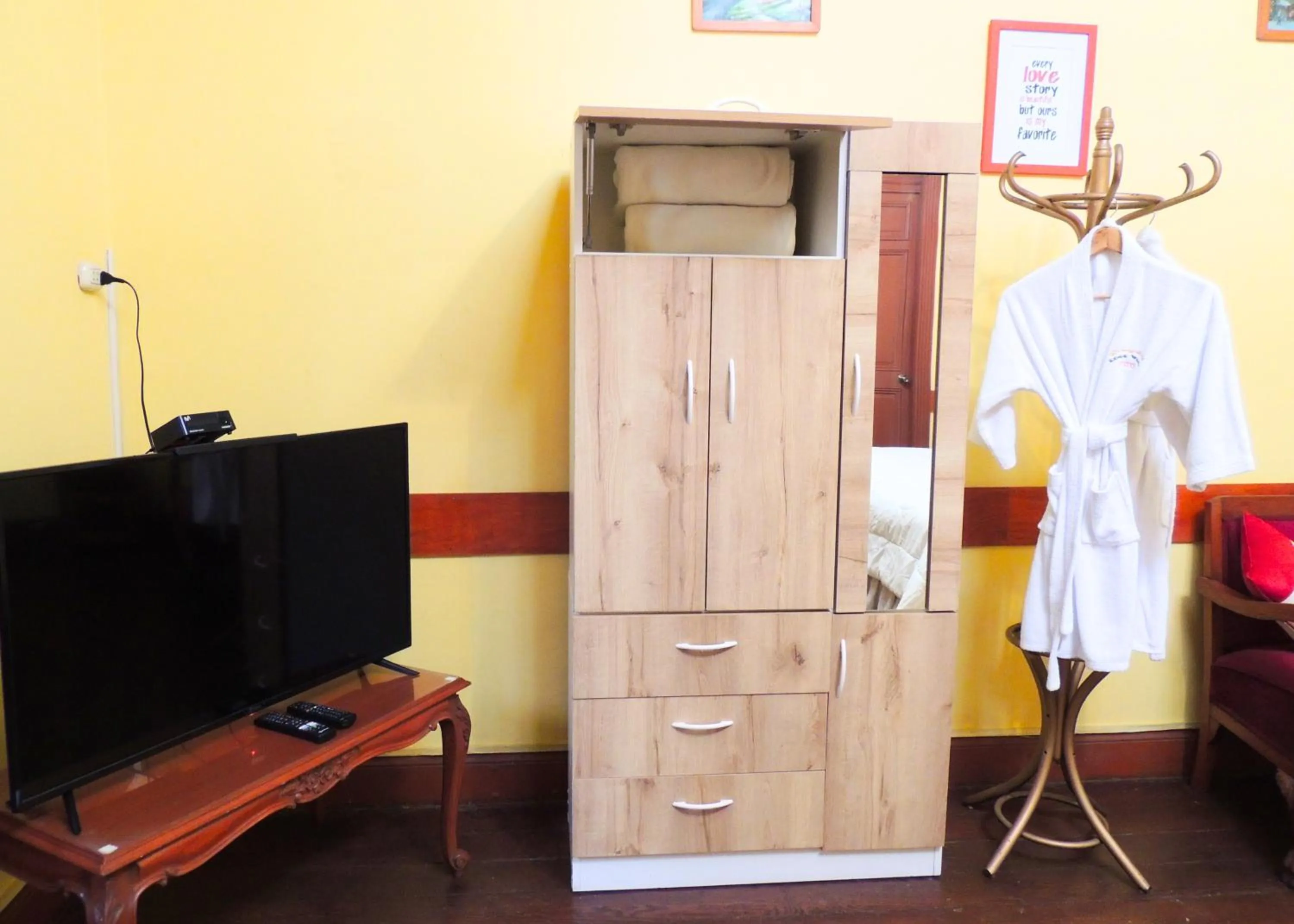 TV and multimedia in Lima Wari Hotel Boutique