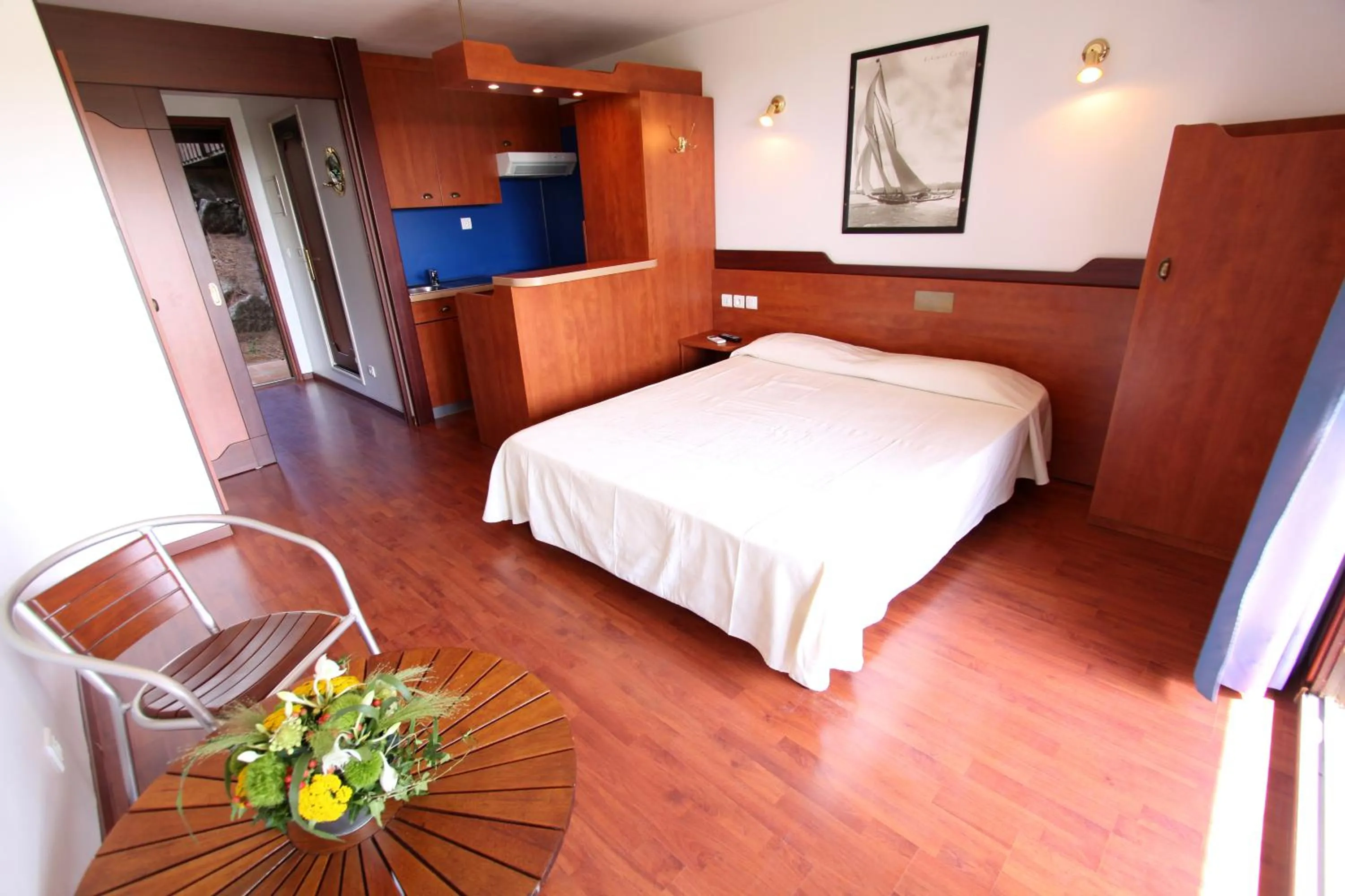 Photo of the whole room, Bed in Residence Castell'Verde