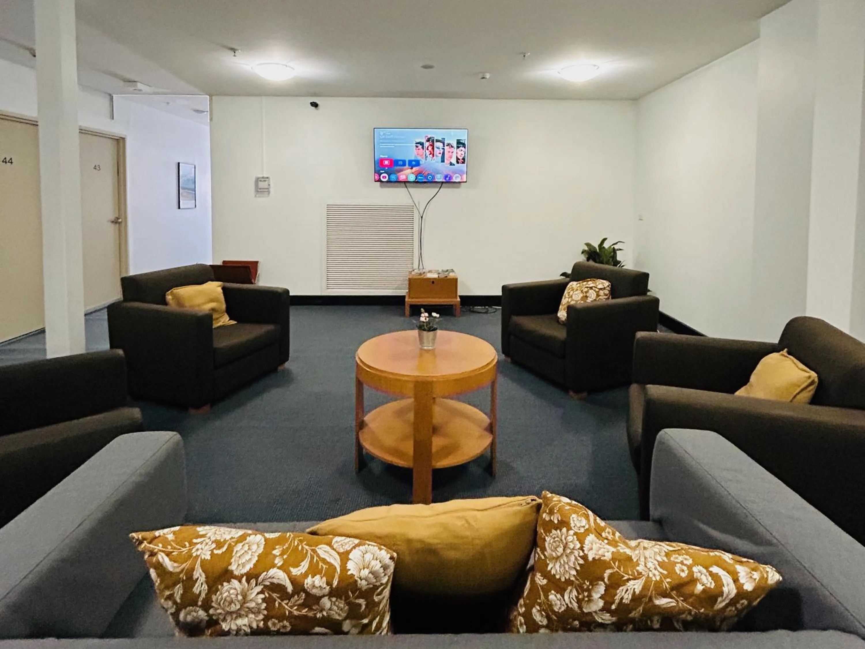 Communal lounge/ TV room in Siesta Sydney