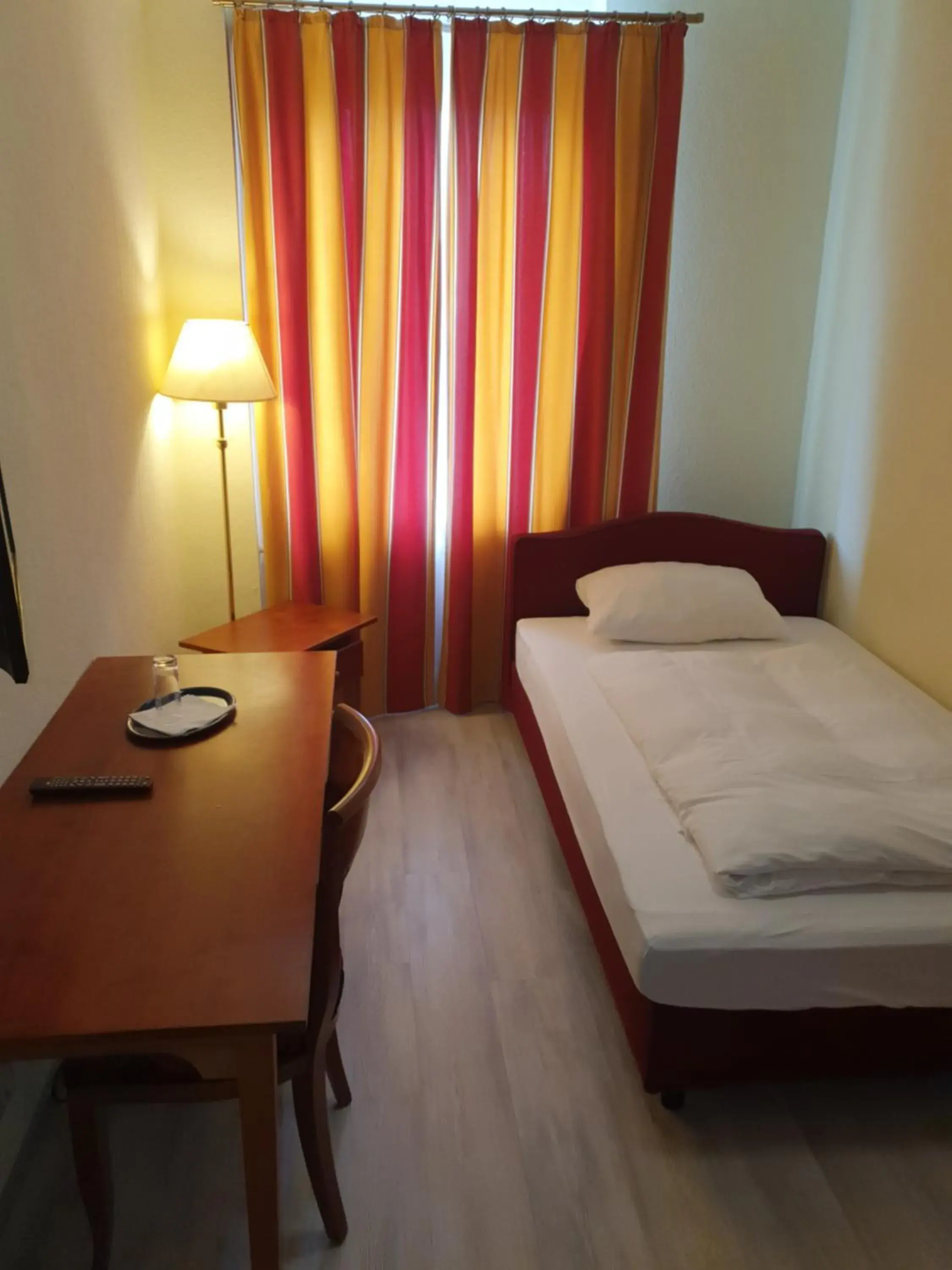 Photo of the whole room, Bed in Hotel-Events Adlerpalast