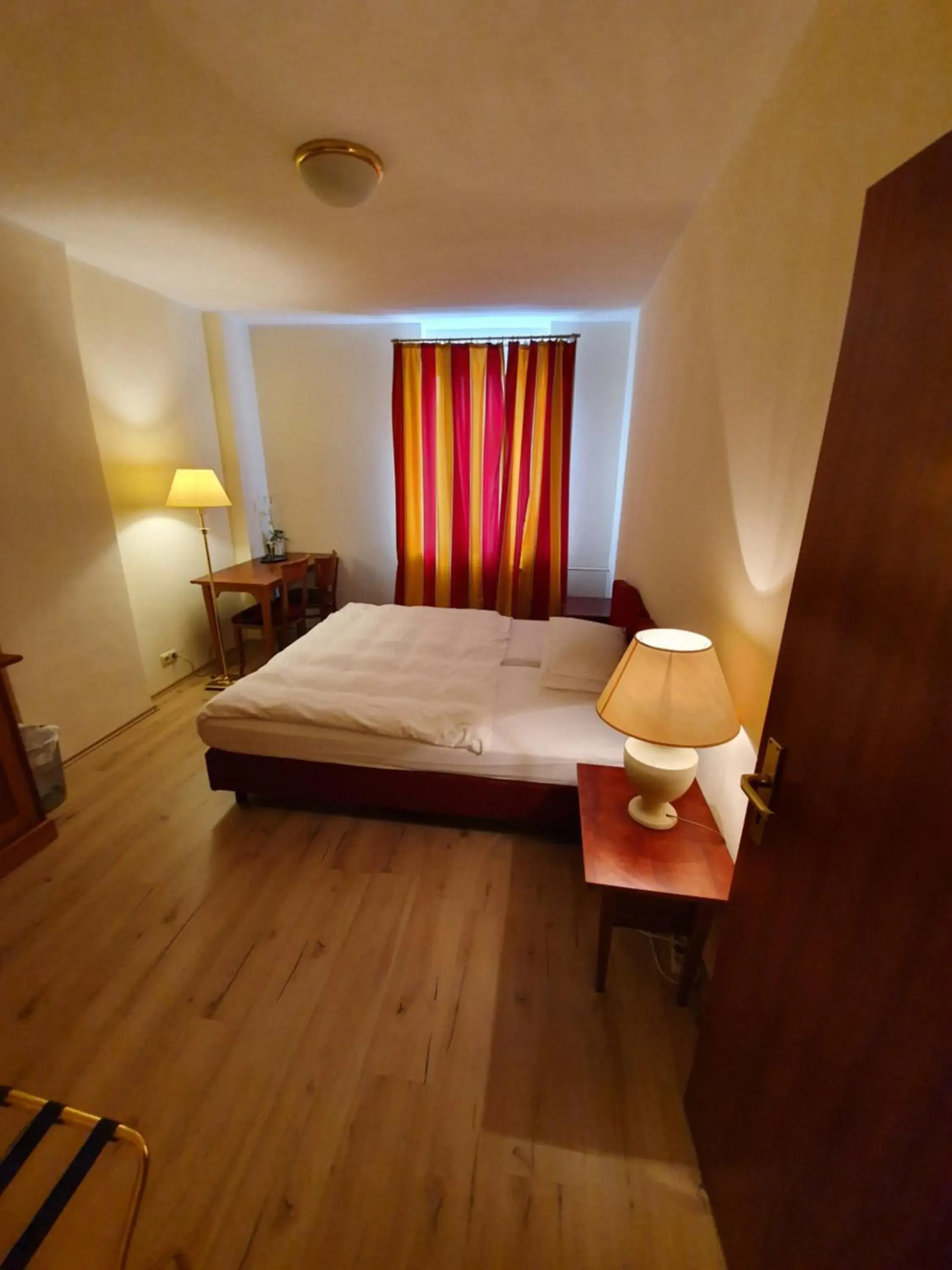 Photo of the whole room, Bed in Hotel-Events Adlerpalast