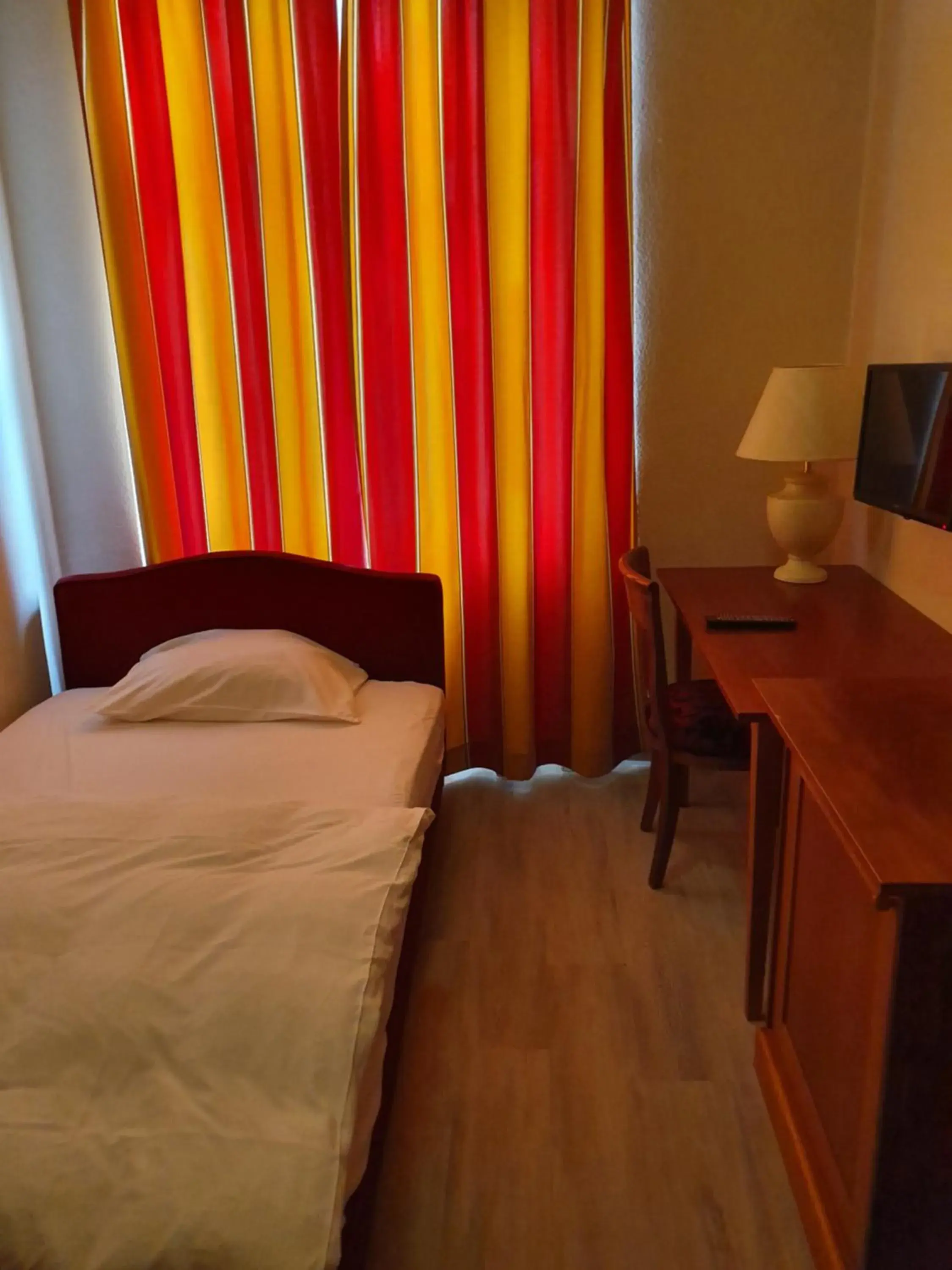 Photo of the whole room, Bed in Hotel-Events Adlerpalast