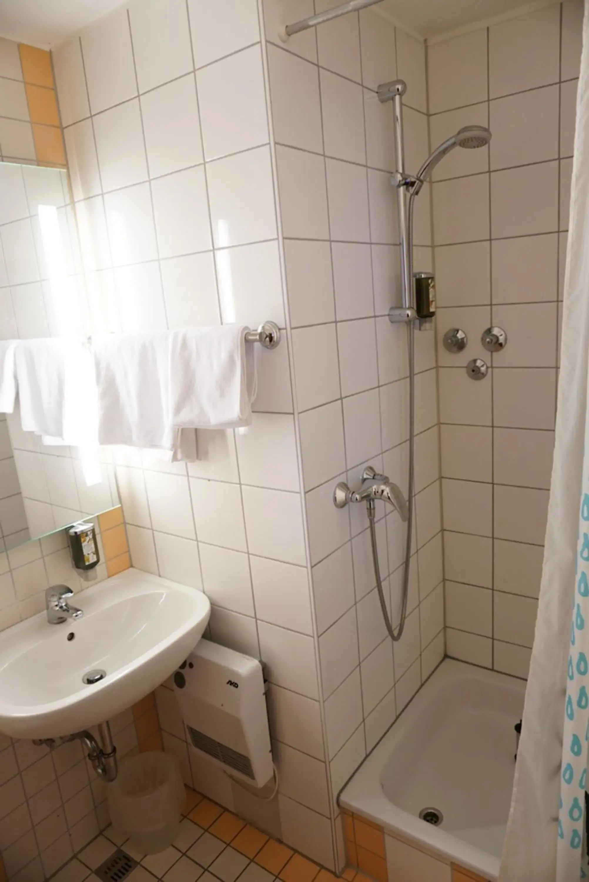 Shower, Bathroom in Hotel-Events Adlerpalast