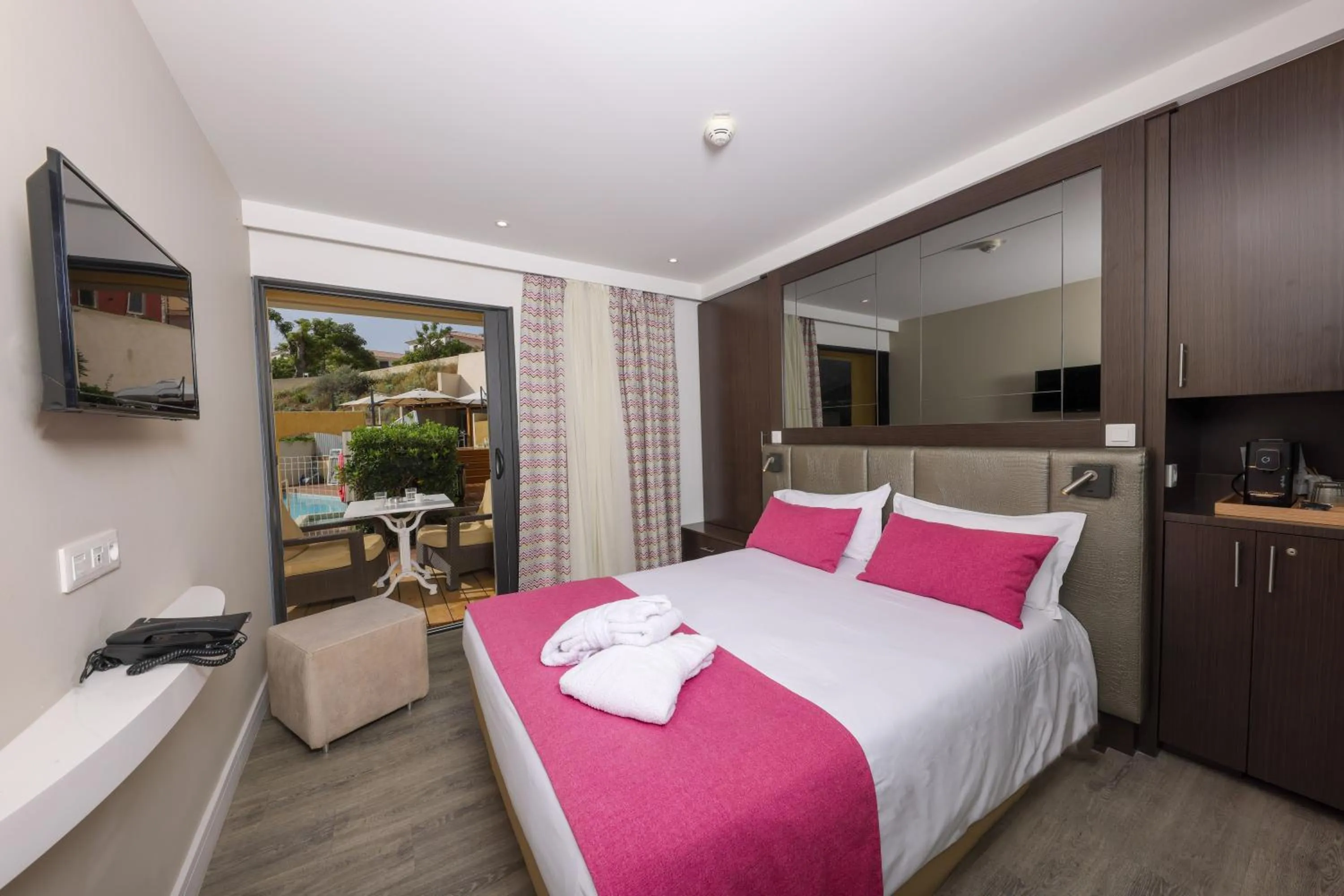 Photo of the whole room, Bed in Hotel Saint Christophe