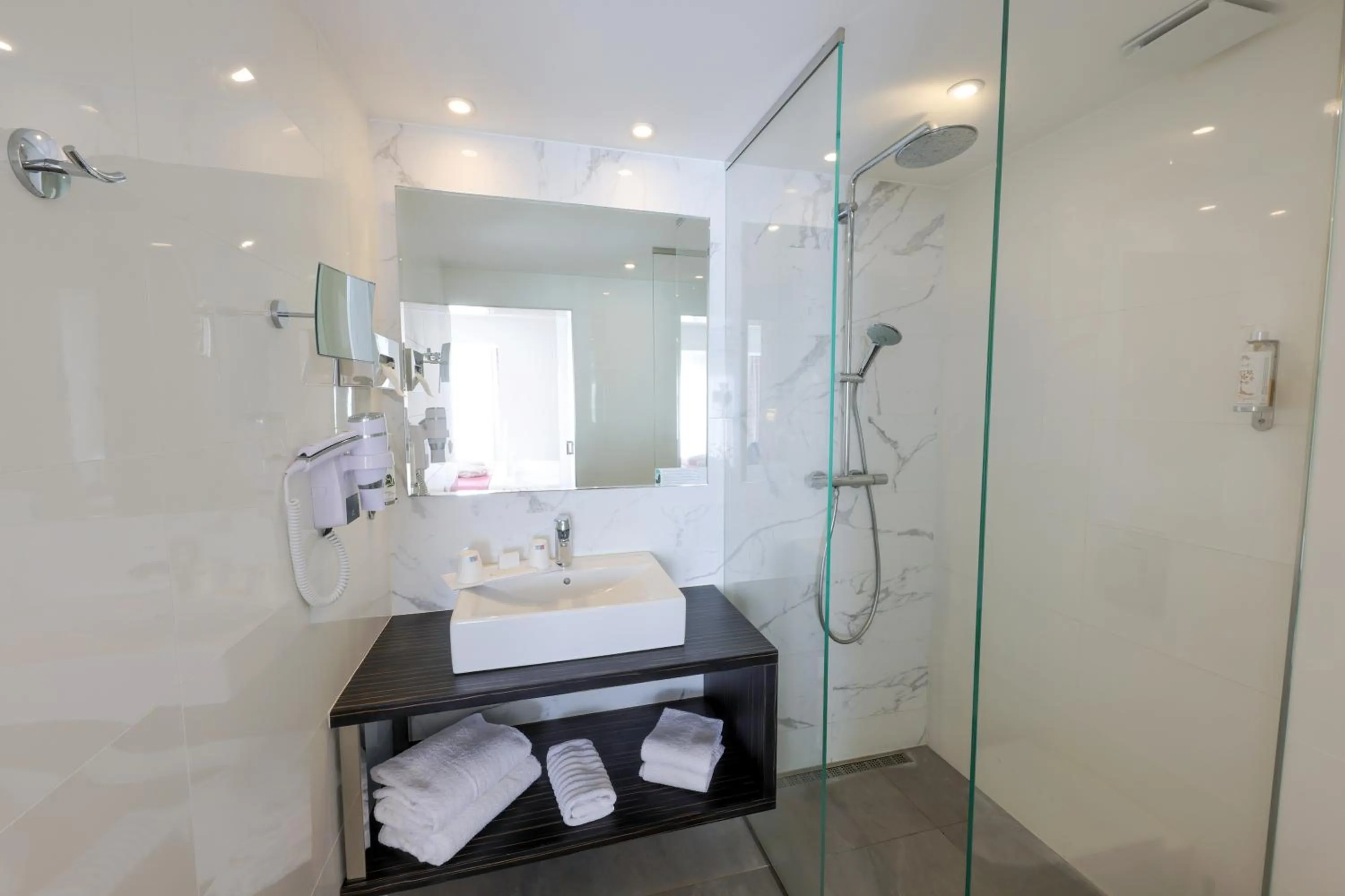 Shower in Hotel Saint Christophe