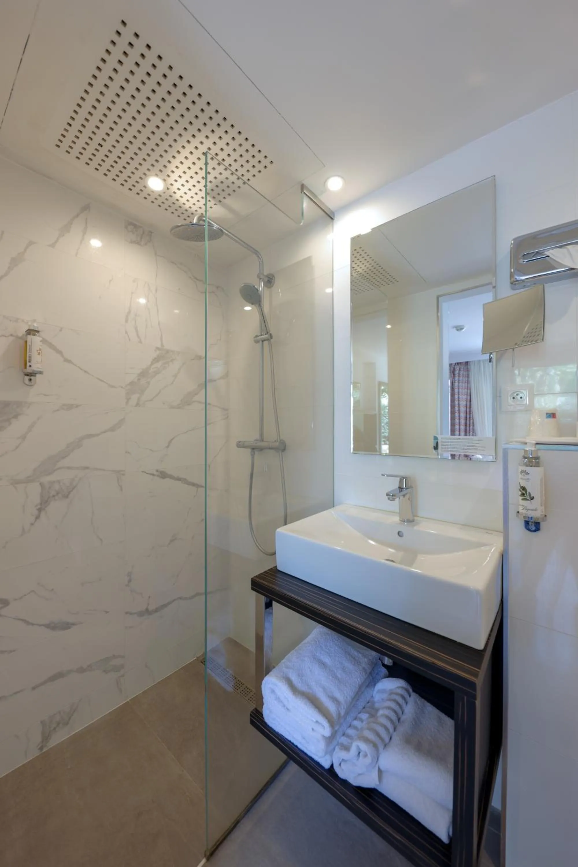 Shower, Bed in Hotel Saint Christophe