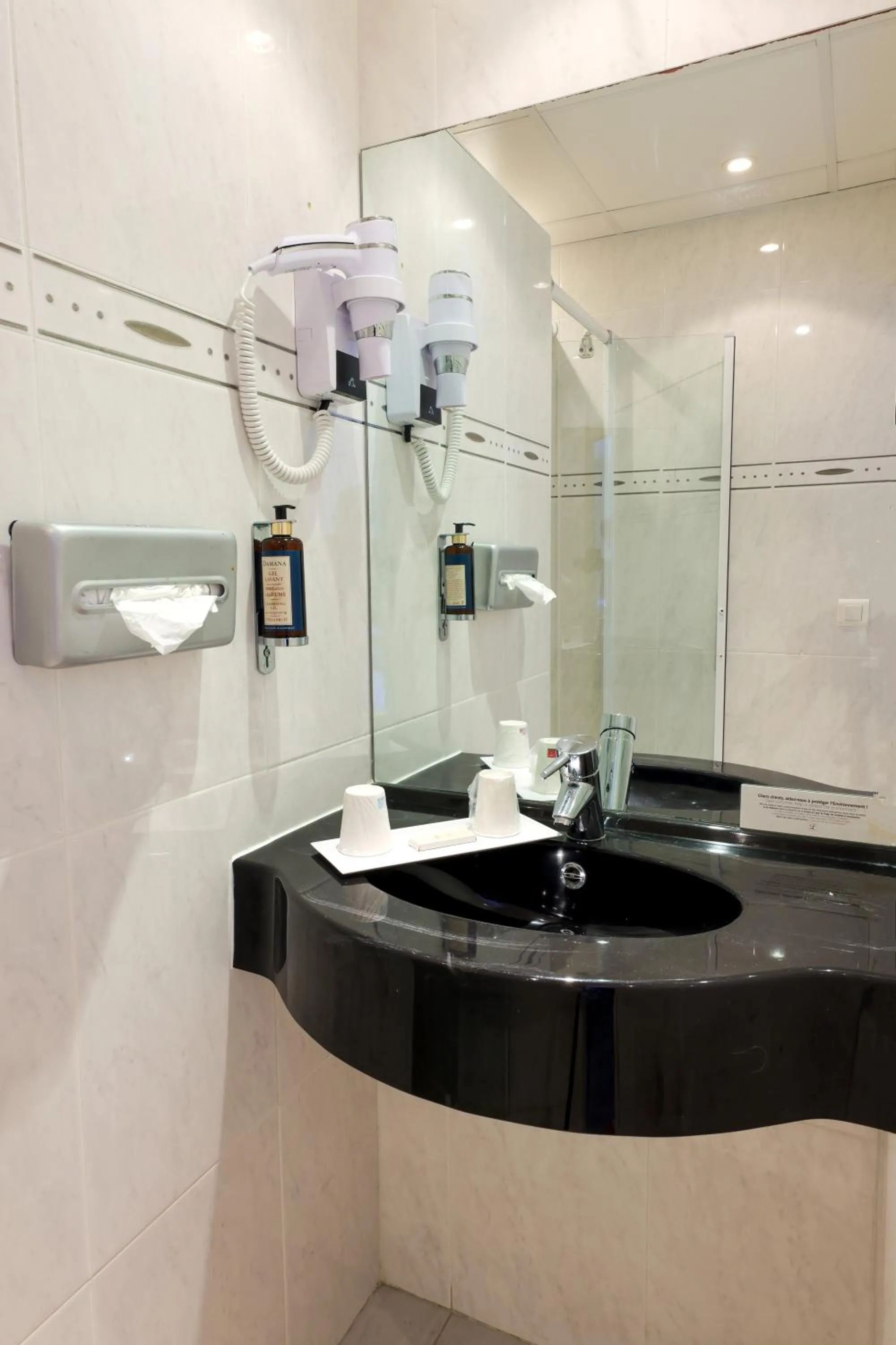 Shower in Hotel Saint Christophe