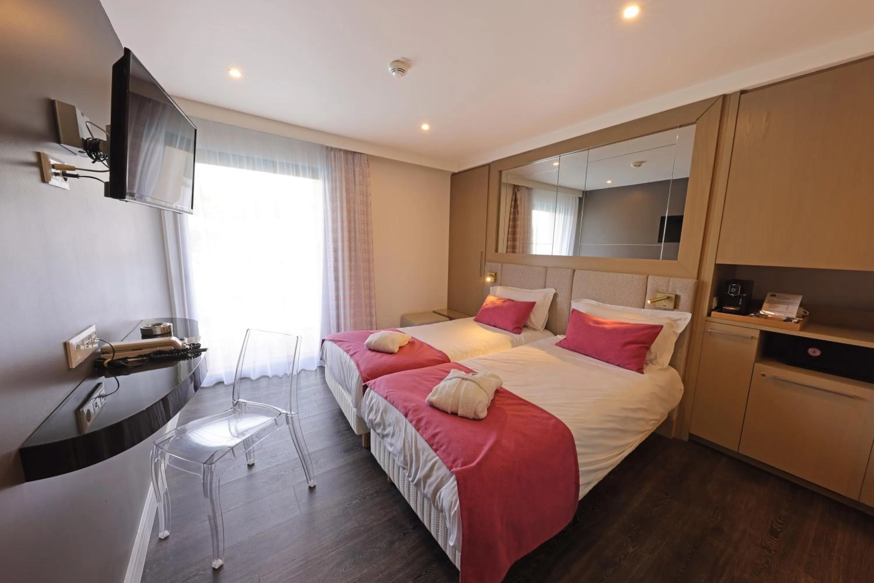 Photo of the whole room, Bed in Hotel Saint Christophe