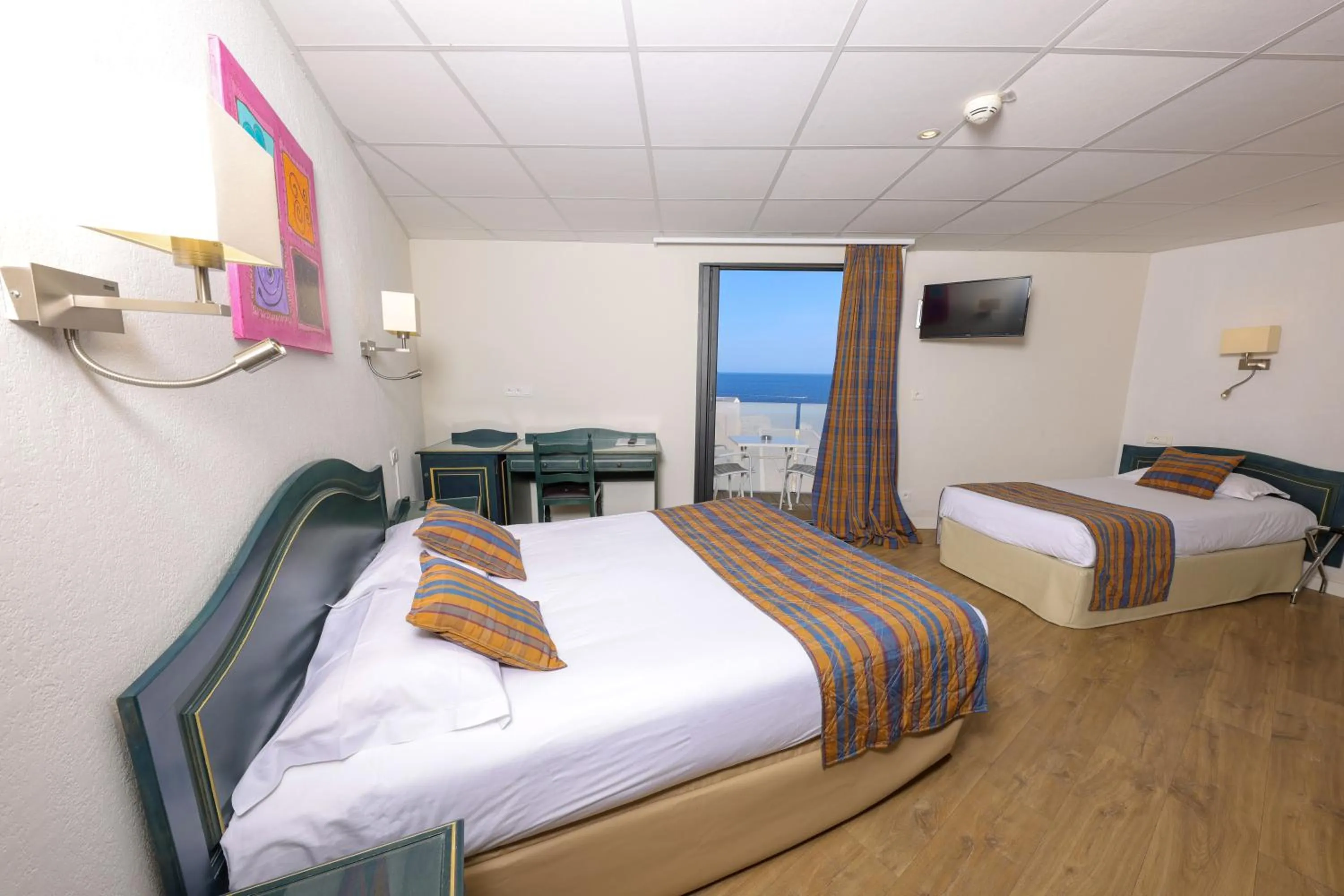 Photo of the whole room, Bed in Hotel Saint Christophe