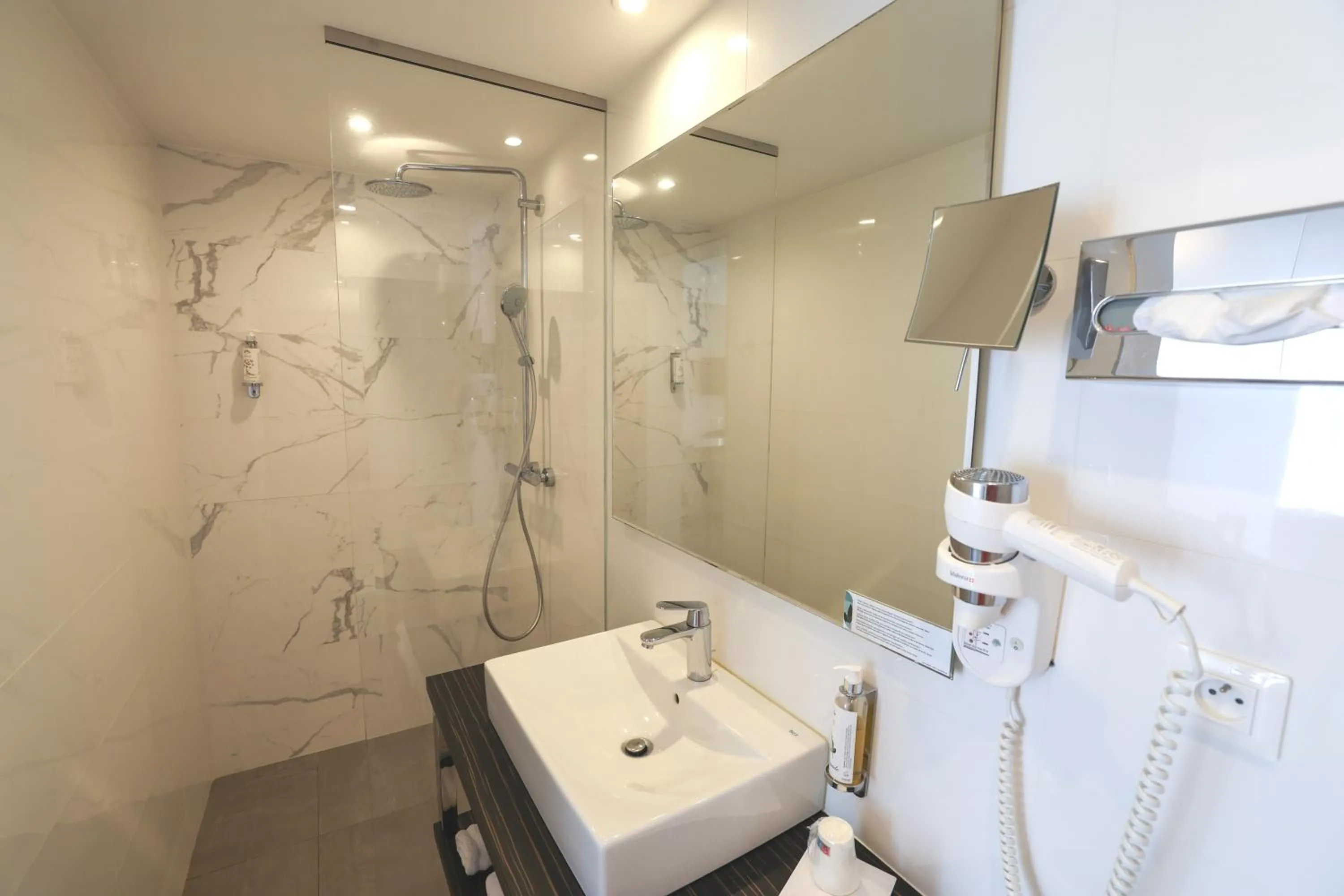 Shower in Hotel Saint Christophe