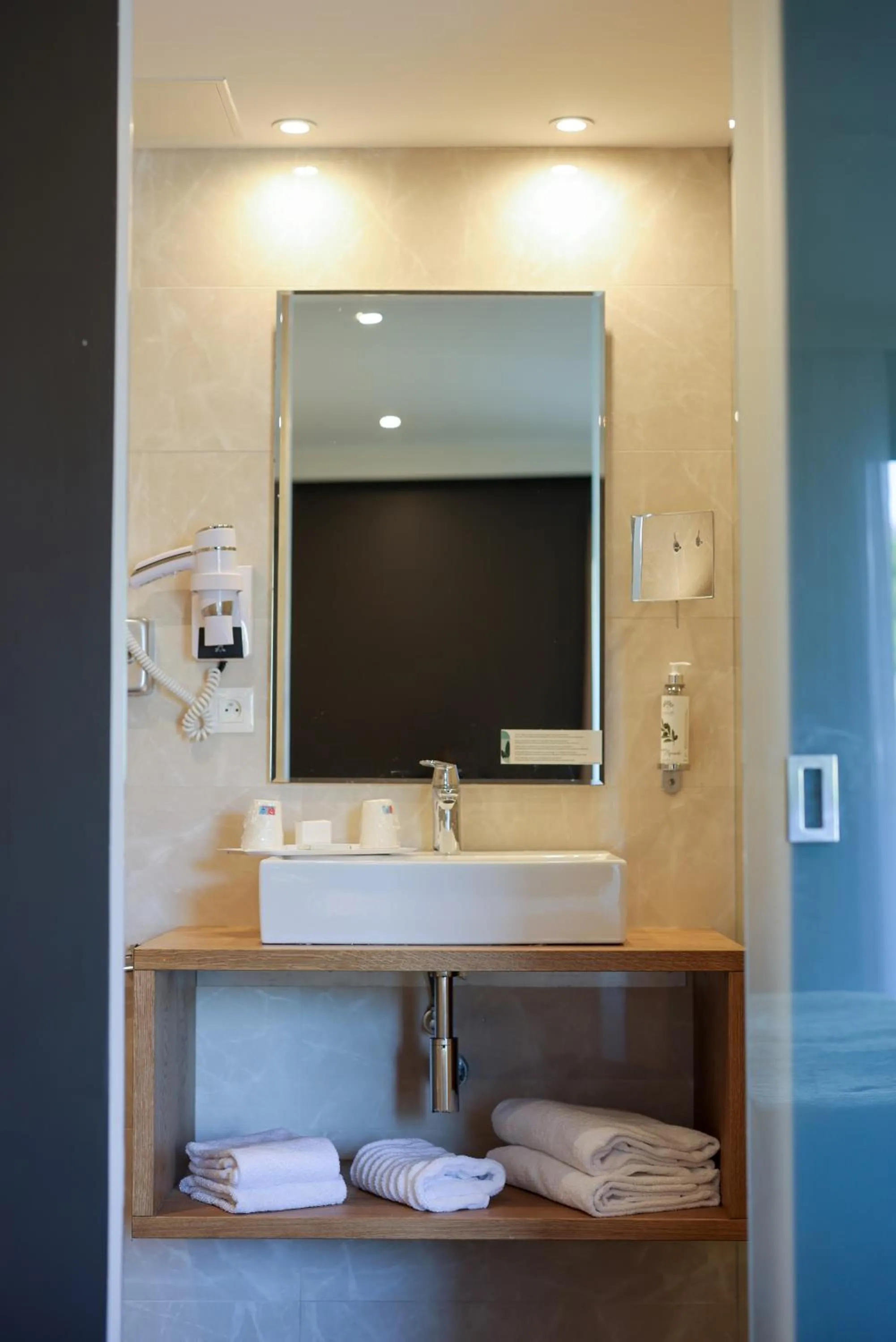 Shower in Hotel Saint Christophe