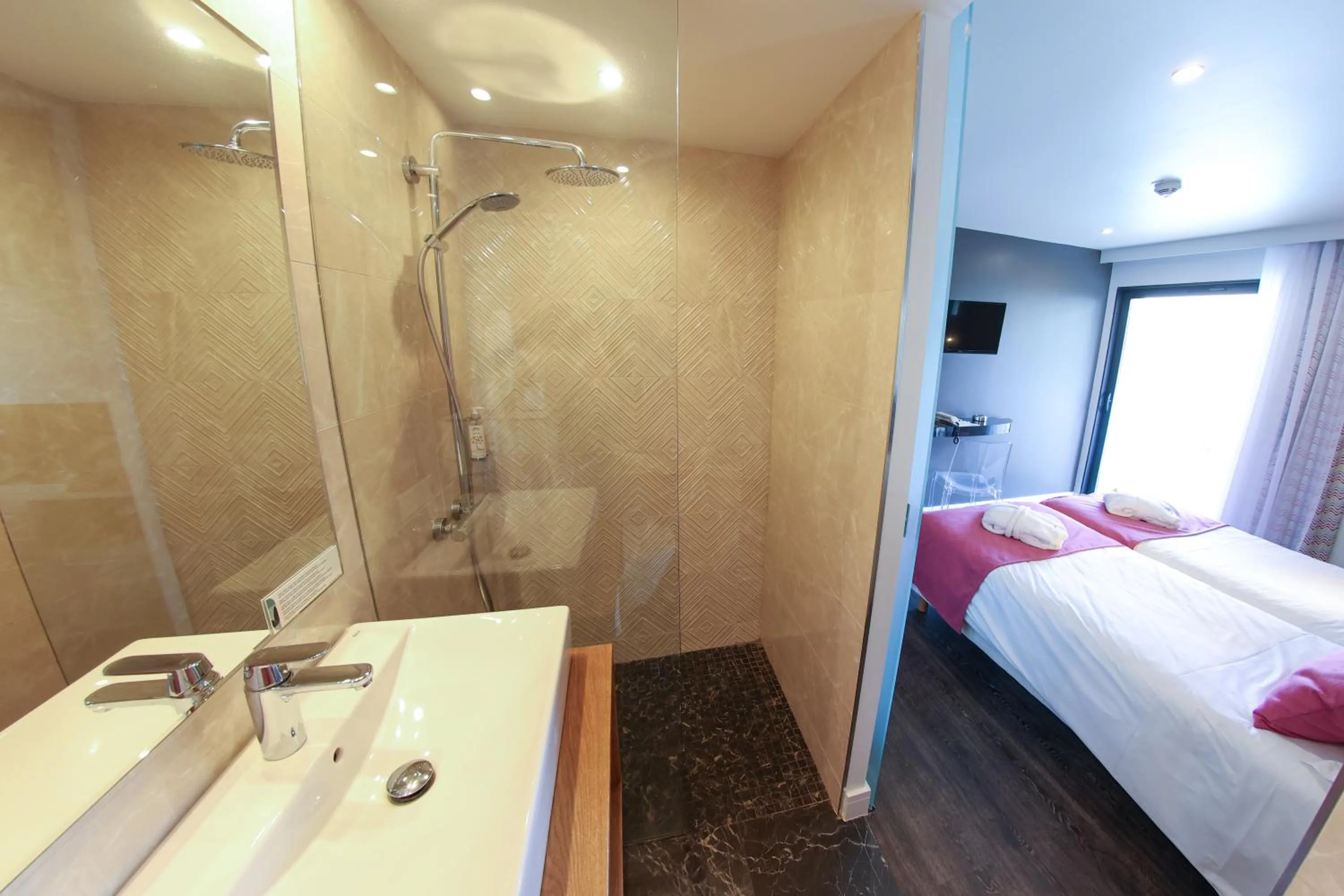 Shower, Bed in Hotel Saint Christophe