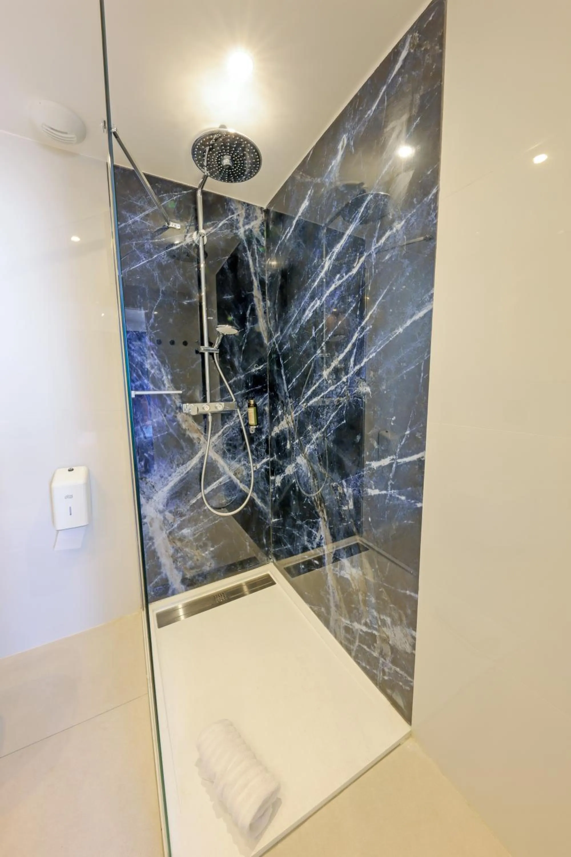 Shower in Hotel Saint Christophe