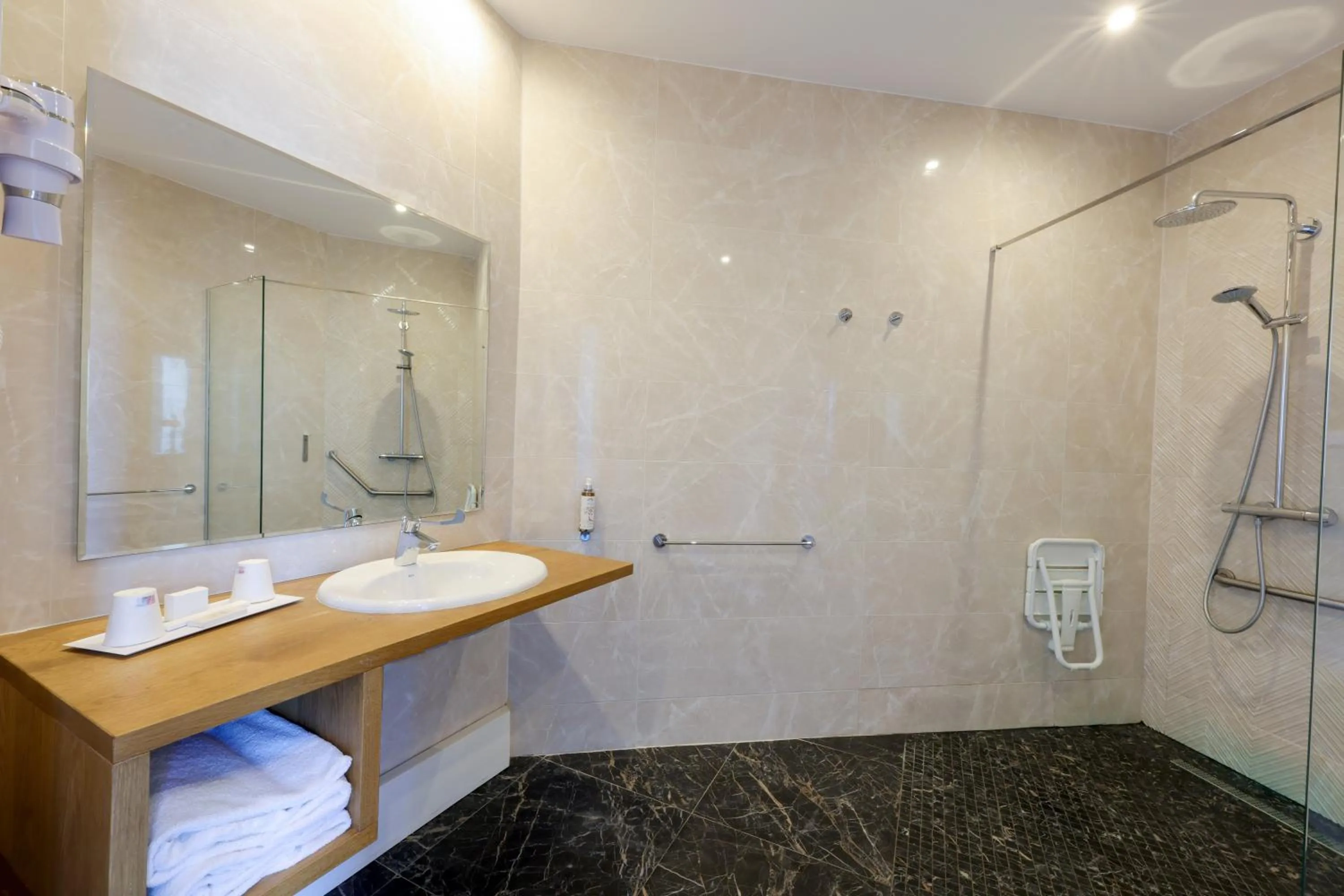 Shower in Hotel Saint Christophe