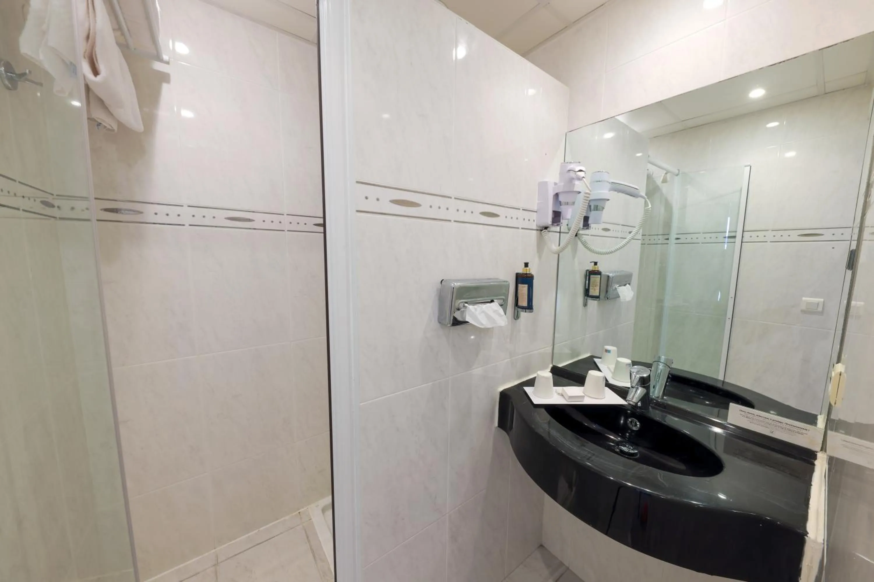 Shower in Hotel Saint Christophe