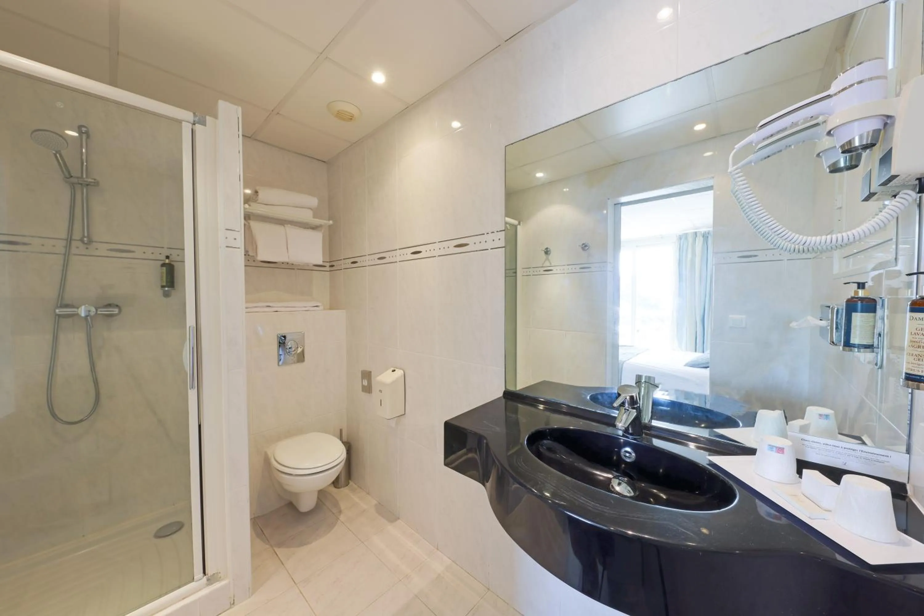 Shower in Hotel Saint Christophe