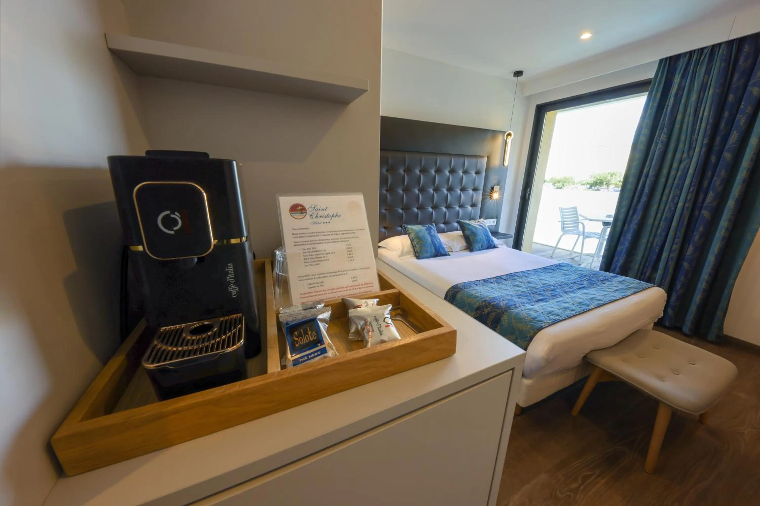 Coffee/tea facilities, Bed in Hotel Saint Christophe