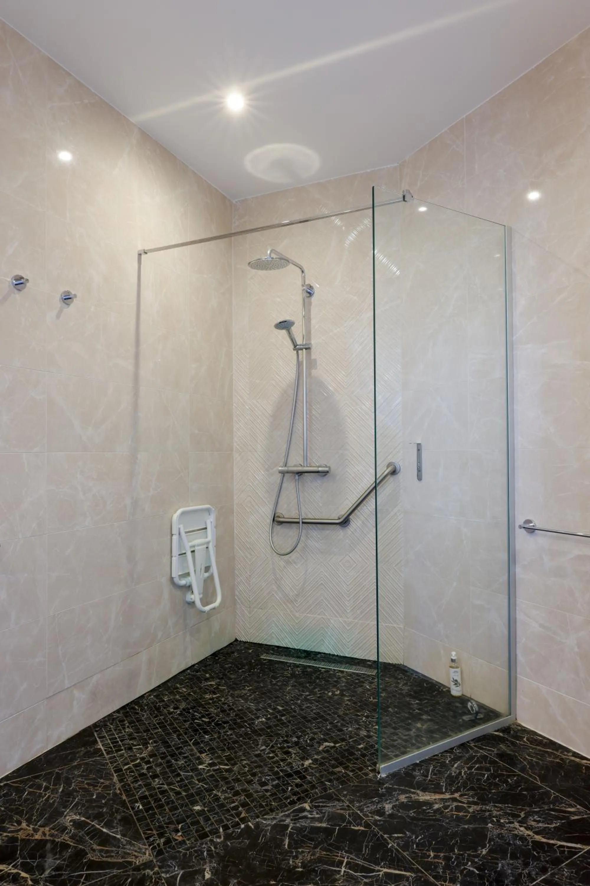 Shower in Hotel Saint Christophe