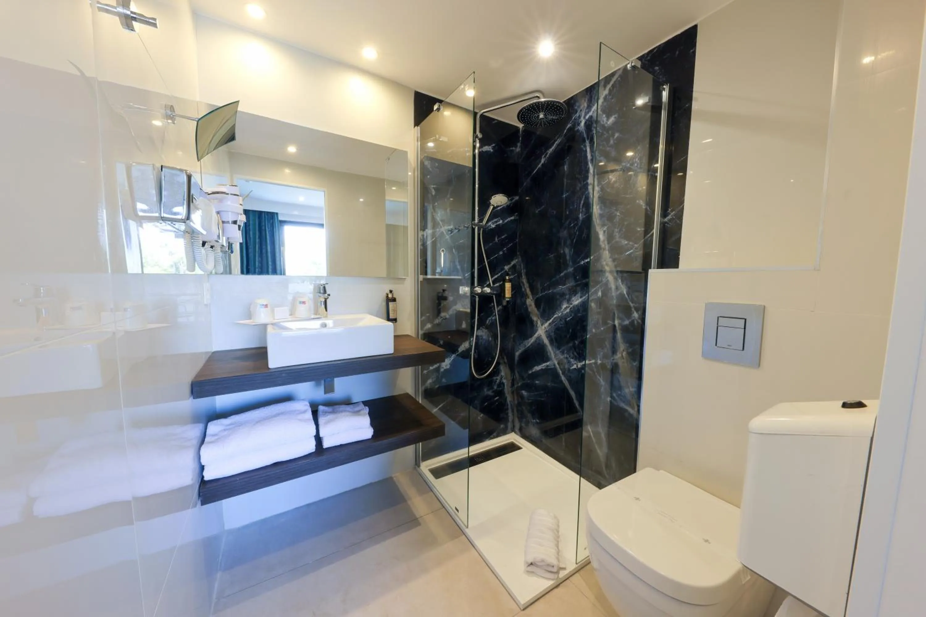 Shower in Hotel Saint Christophe