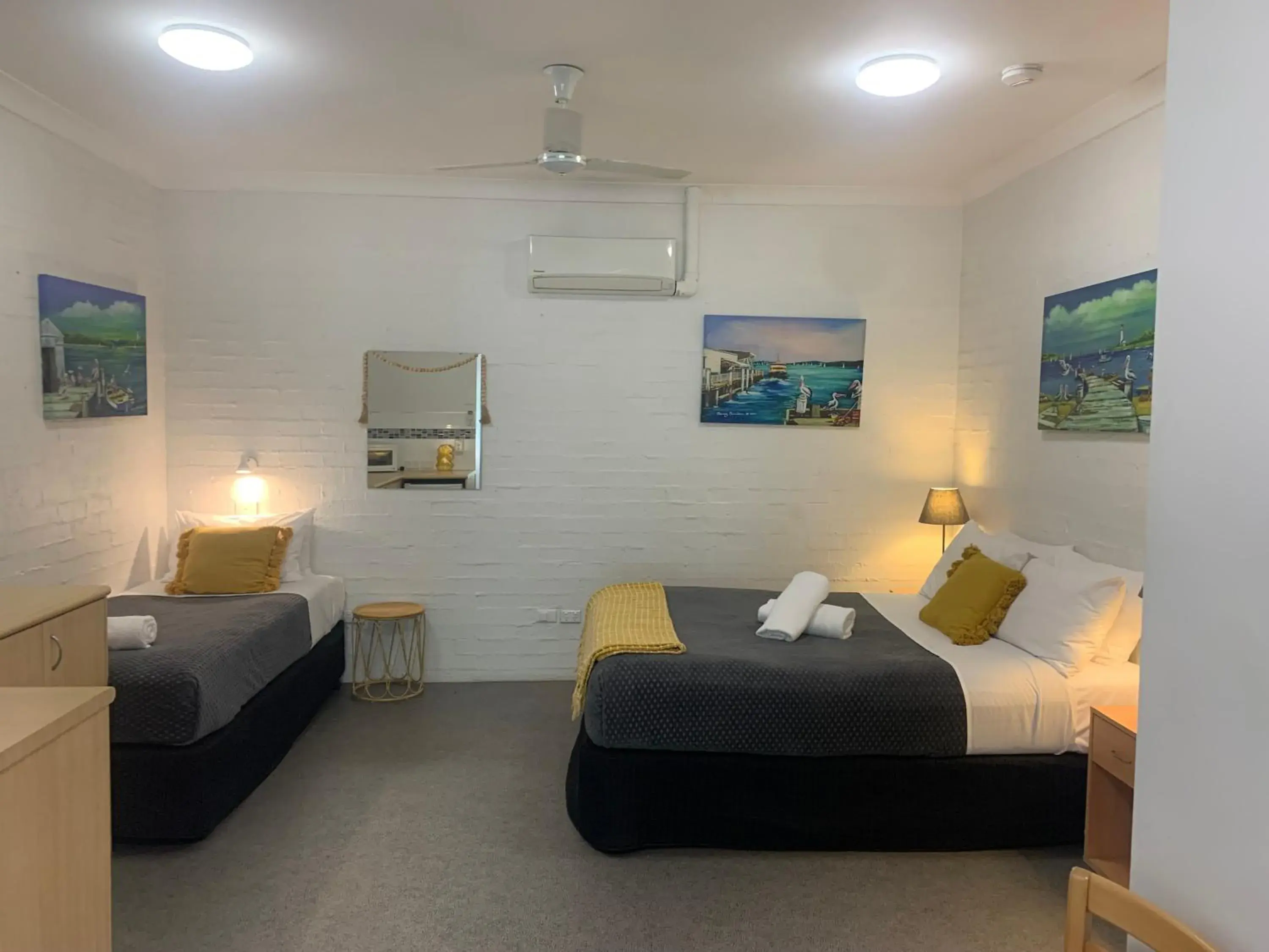 Queen Bed with One Single in Ocean Shores Motel Queen Bed with One Single in Ocean Shores Motel