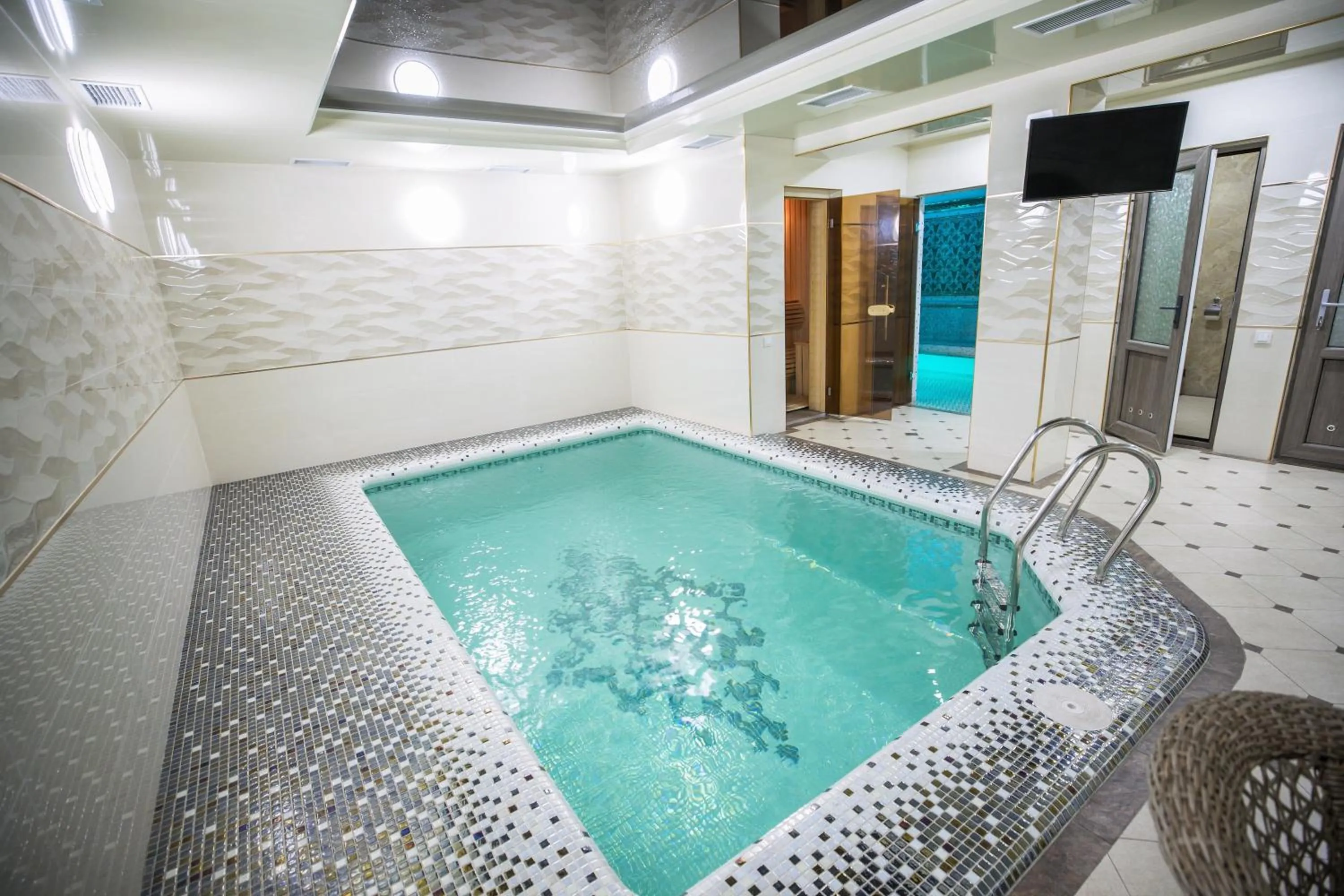 Swimming pool in Leader Hotel