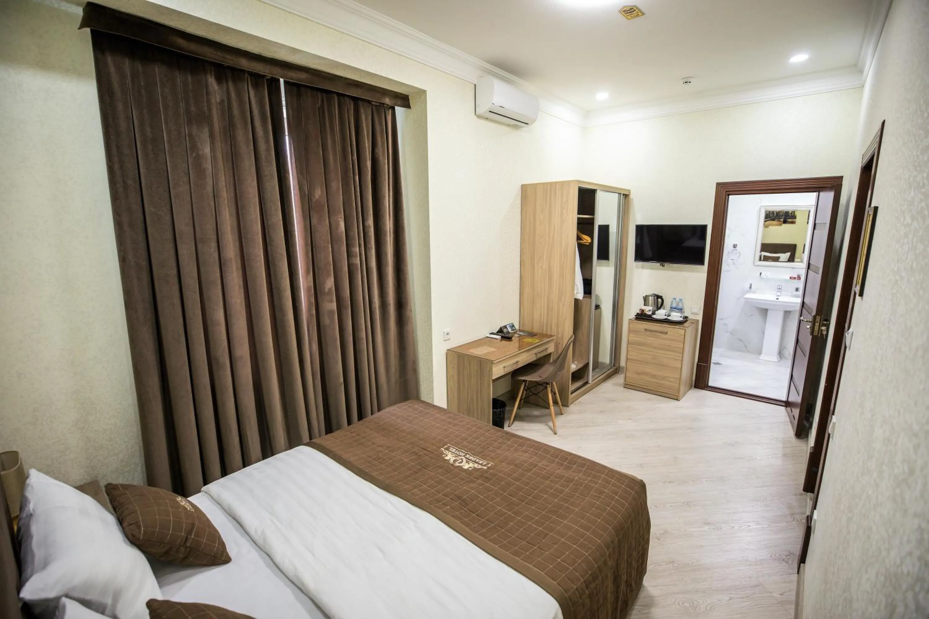 Photo of the whole room, Bed in Leader Hotel