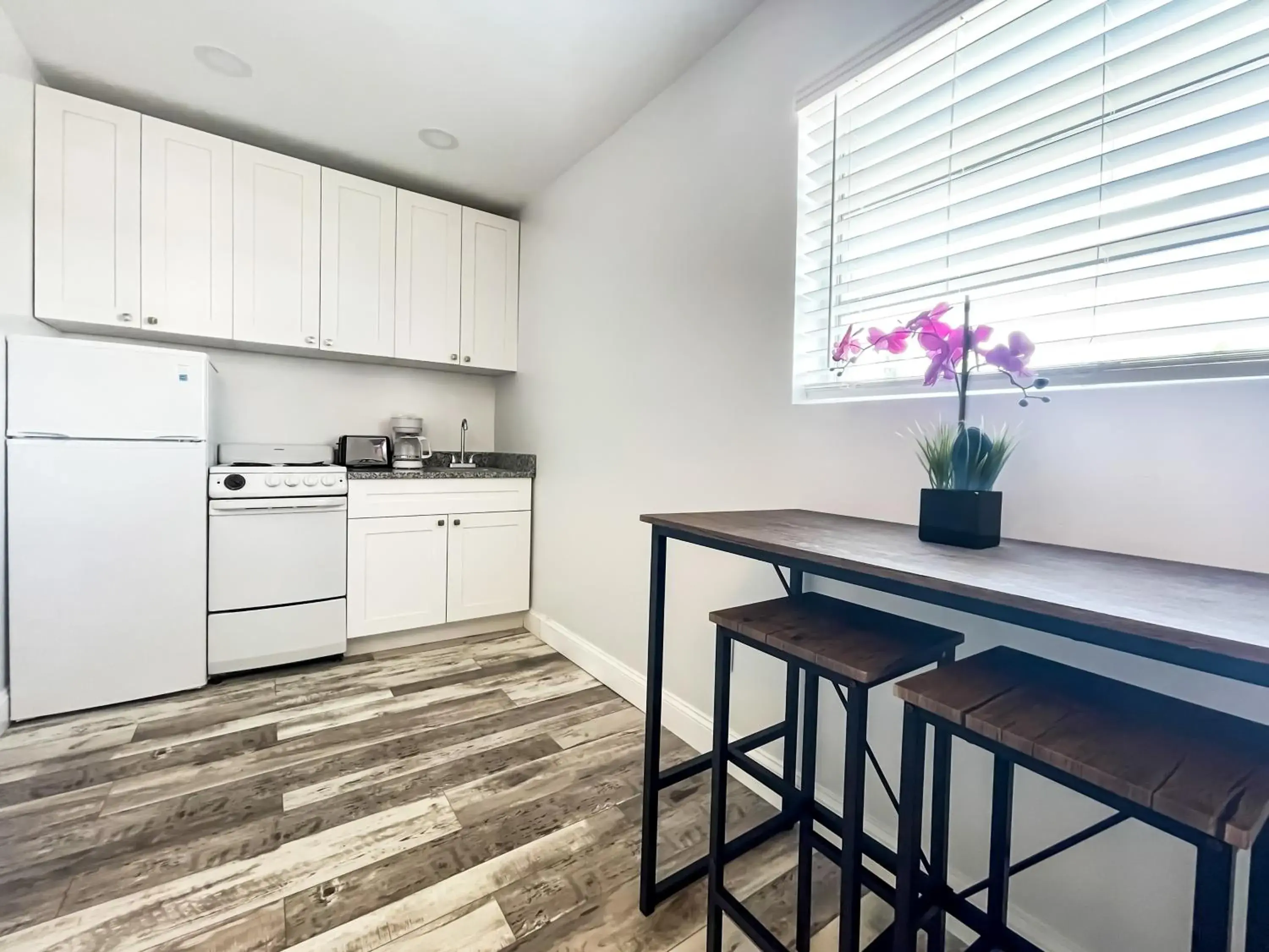 Kitchen or kitchenette in The Blue Wave Kitchen or kitchenette in The Blue Wave