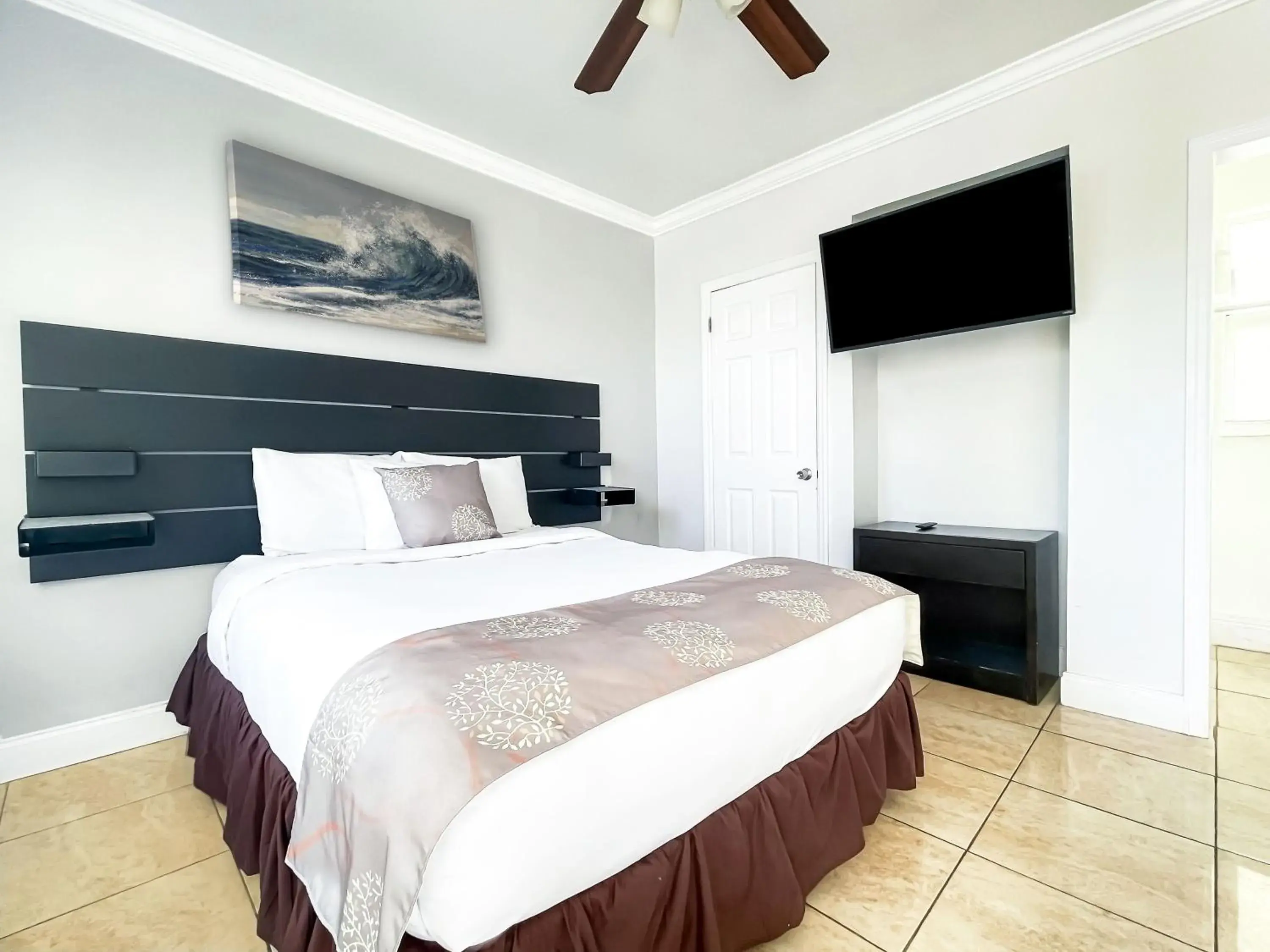 TV and multimedia, Bed in The Blue Wave TV and multimedia, Bed in The Blue Wave