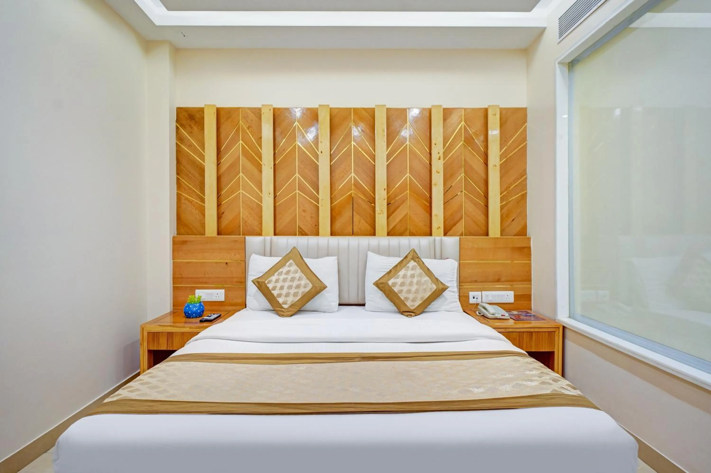 Bed in Hotel Gold Palace - 03 Mins Walk From New Delhi Railway Station